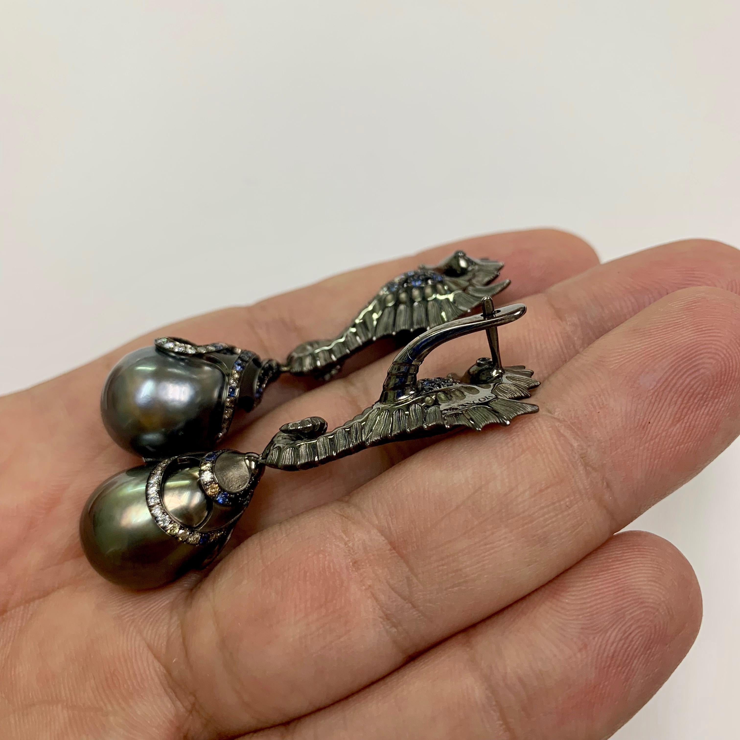 Boucles d'oreilles hippocampe en or noir 18 carats diamant saphir perle de Tahiti Pour femmes en vente