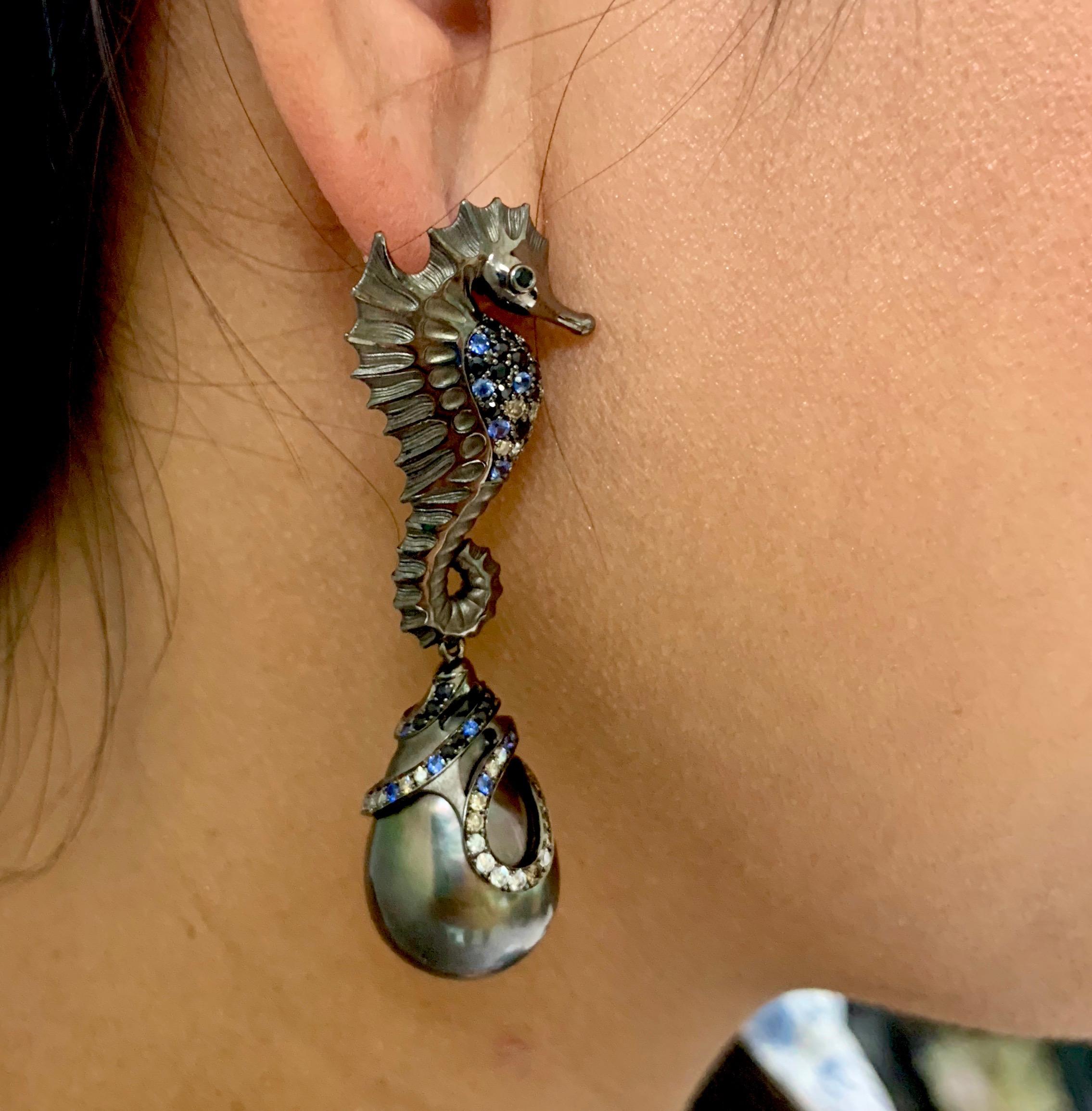 Boucles d'oreilles hippocampe en or noir 18 carats diamant saphir perle de Tahiti en vente 3