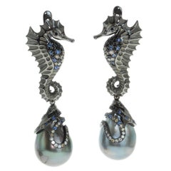 Boucles d'oreilles hippocampe en or noir 18 carats diamant saphir perle de Tahiti