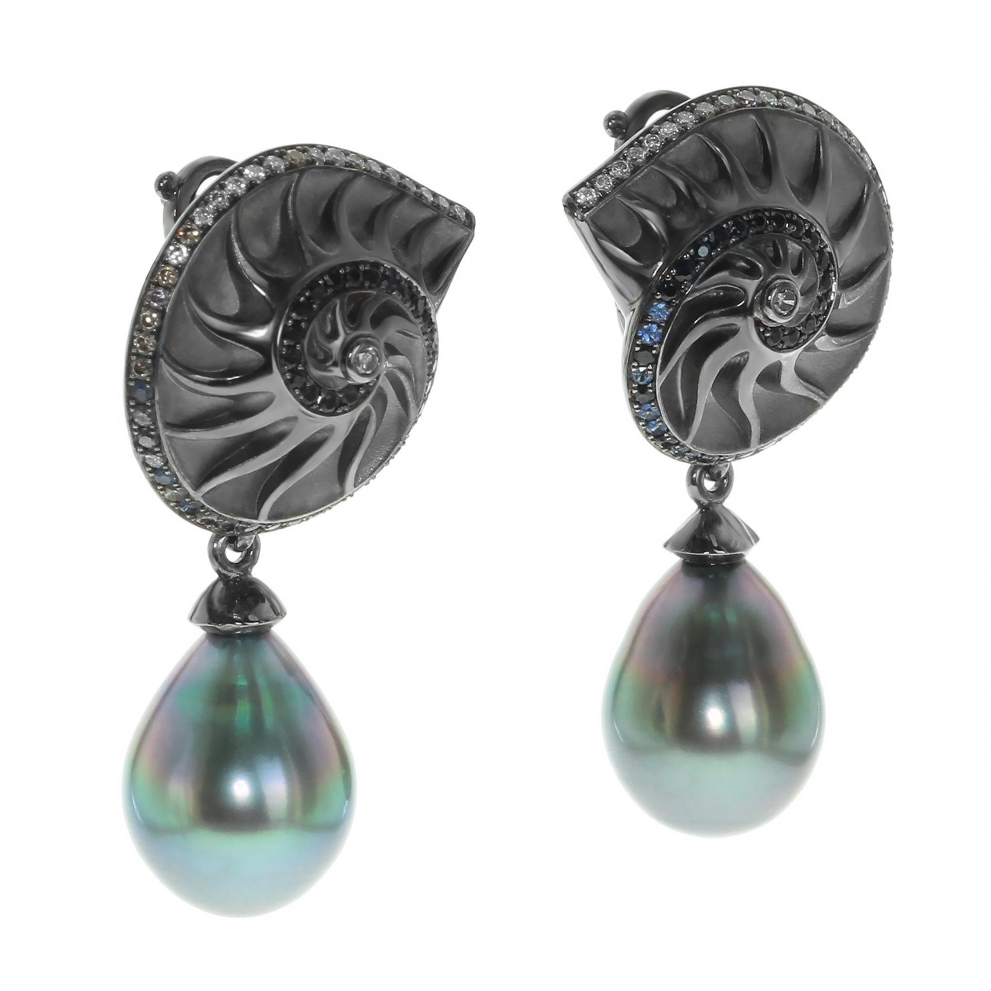 Boucles d'oreilles coquille de mer en or noir 18 carats avec diamant, saphir et perle de Tahiti

Avez-vous déjà vu la profondeur mystérieuse de l'océan ? En avez-vous rencontré des habitants ? Mousson Atelier ouvrira cette partie de l'invisible