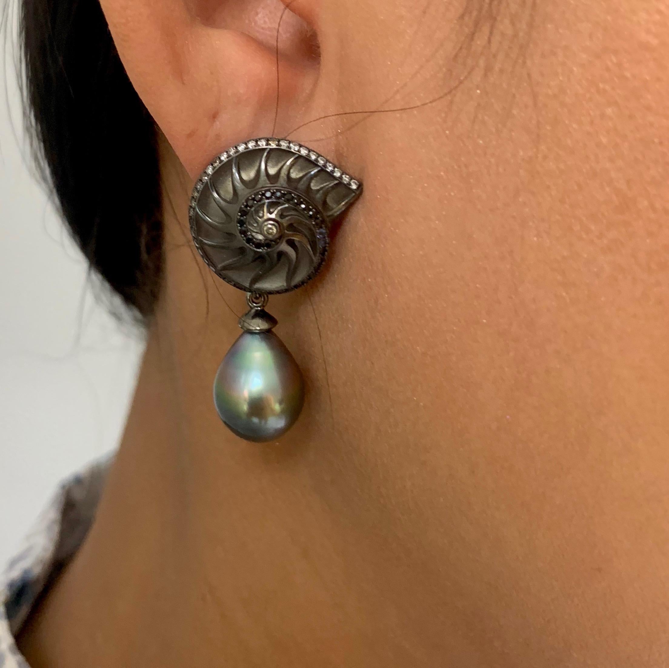Boucles d'oreilles coquillages en or noir 18 carats avec diamants, saphirs et perles de Tahiti Neuf - En vente à Bangkok, TH