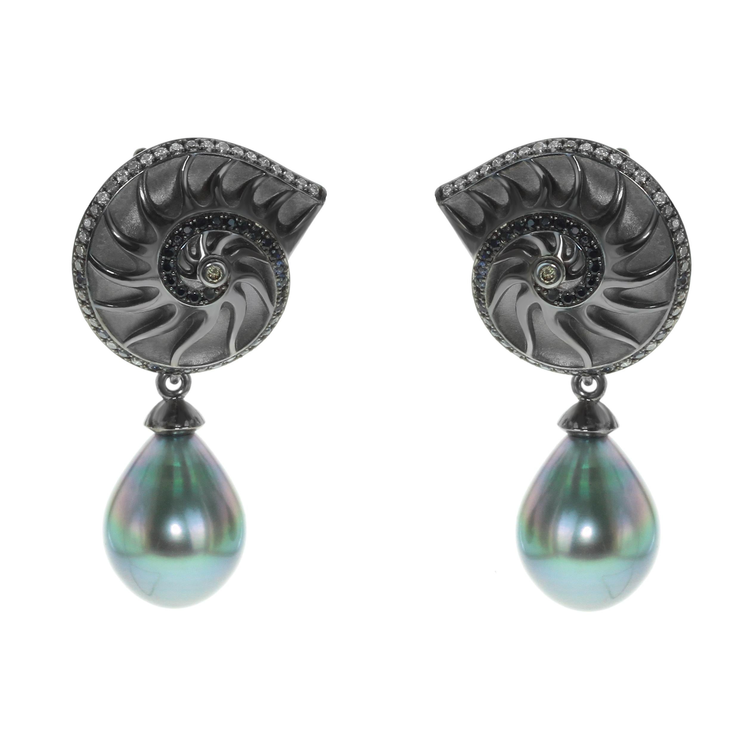 Boucles d'oreilles coquillages en or noir 18 carats avec diamants, saphirs et perles de Tahiti