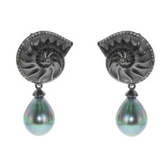 Orecchini con conchiglia in oro nero 18 carati con diamanti, zaffiri e perle di Tahiti