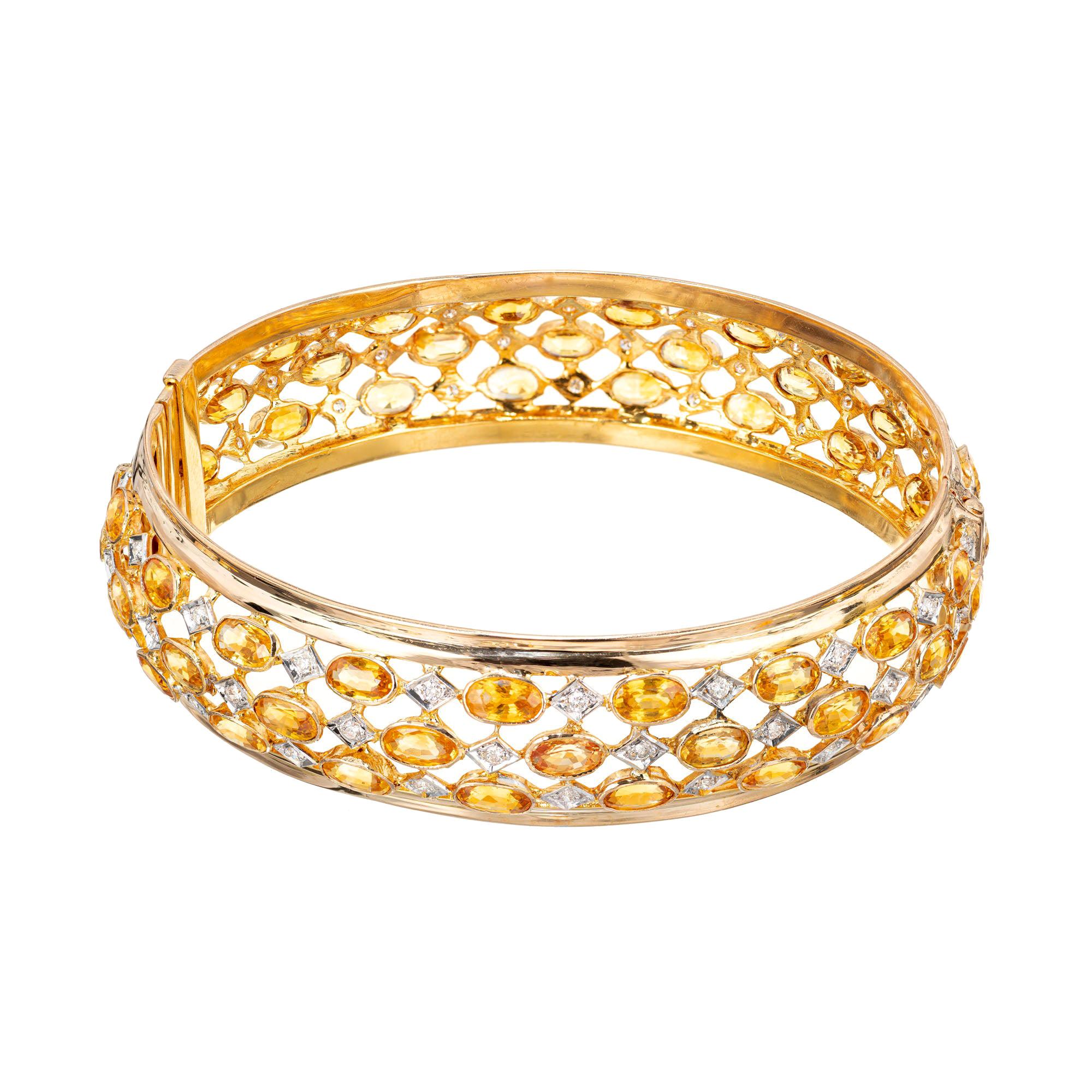 28.30 Carat Diamond Sapphire Three-Row Yellow Gold Hinged Bangle Bracelet à charnière