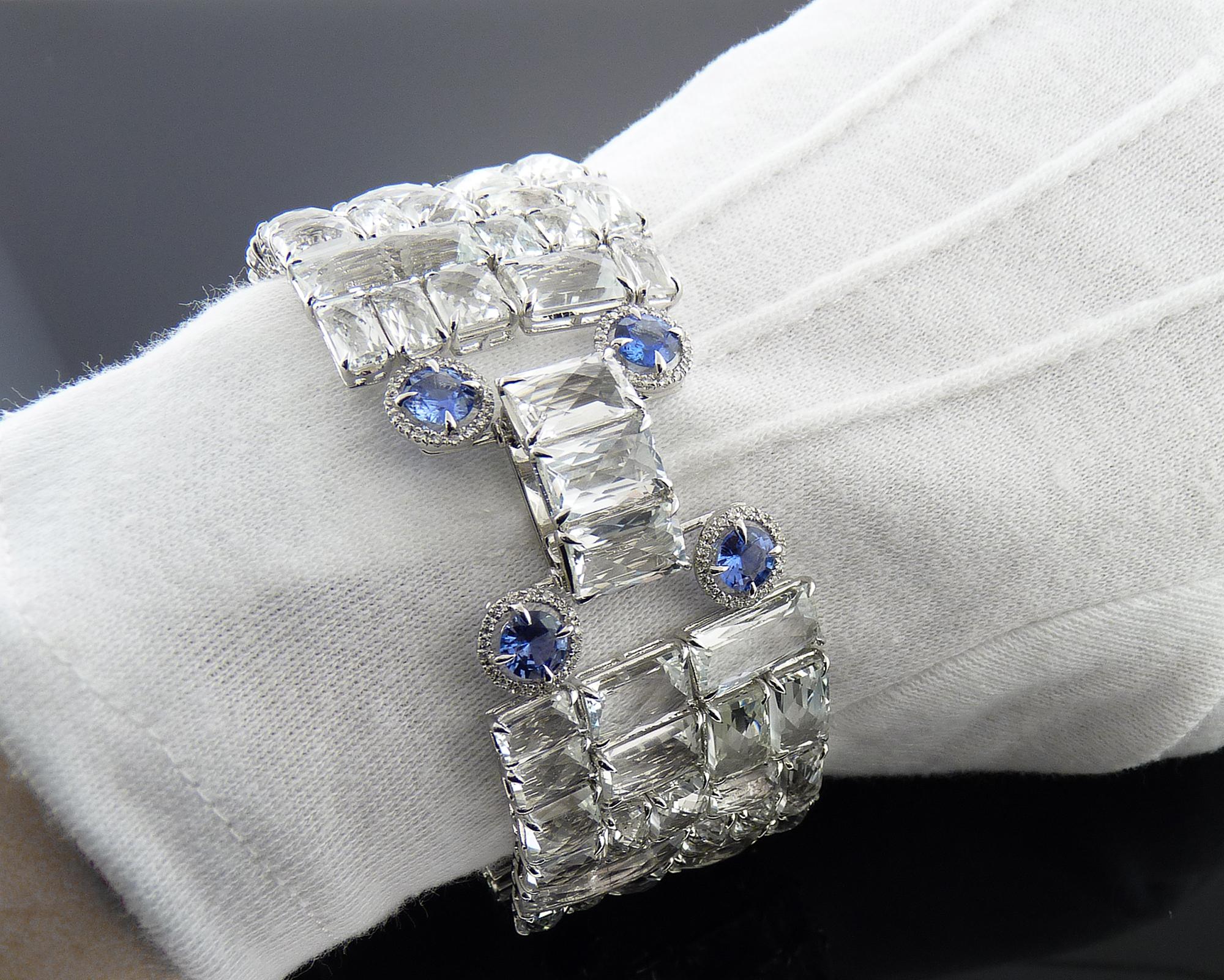 Contemporain Bracelet en or blanc 18 carats avec diamants, saphirs et topaze en vente