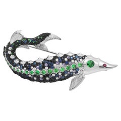 Broche en or noir 18 carats diamant saphir tsavorite esturgeon