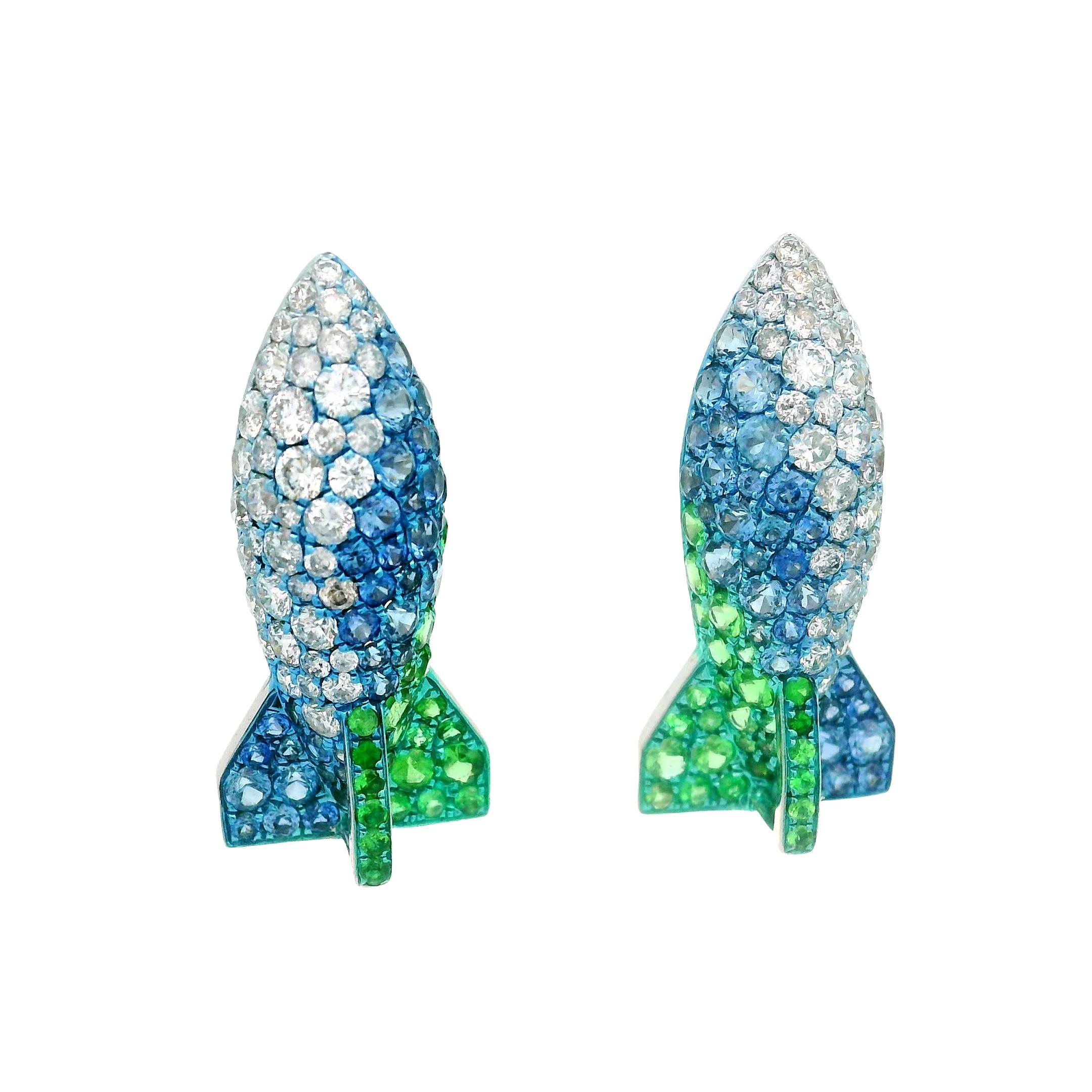 Elaborados en oro blanco de 18 quilates, estos pendientes son un complemento cautivador para cualquier colección. Presentan 1,40 quilates de diamantes blancos talla redonda, complementados con 1,37 quilates de zafiros azules talla redonda y 0,68