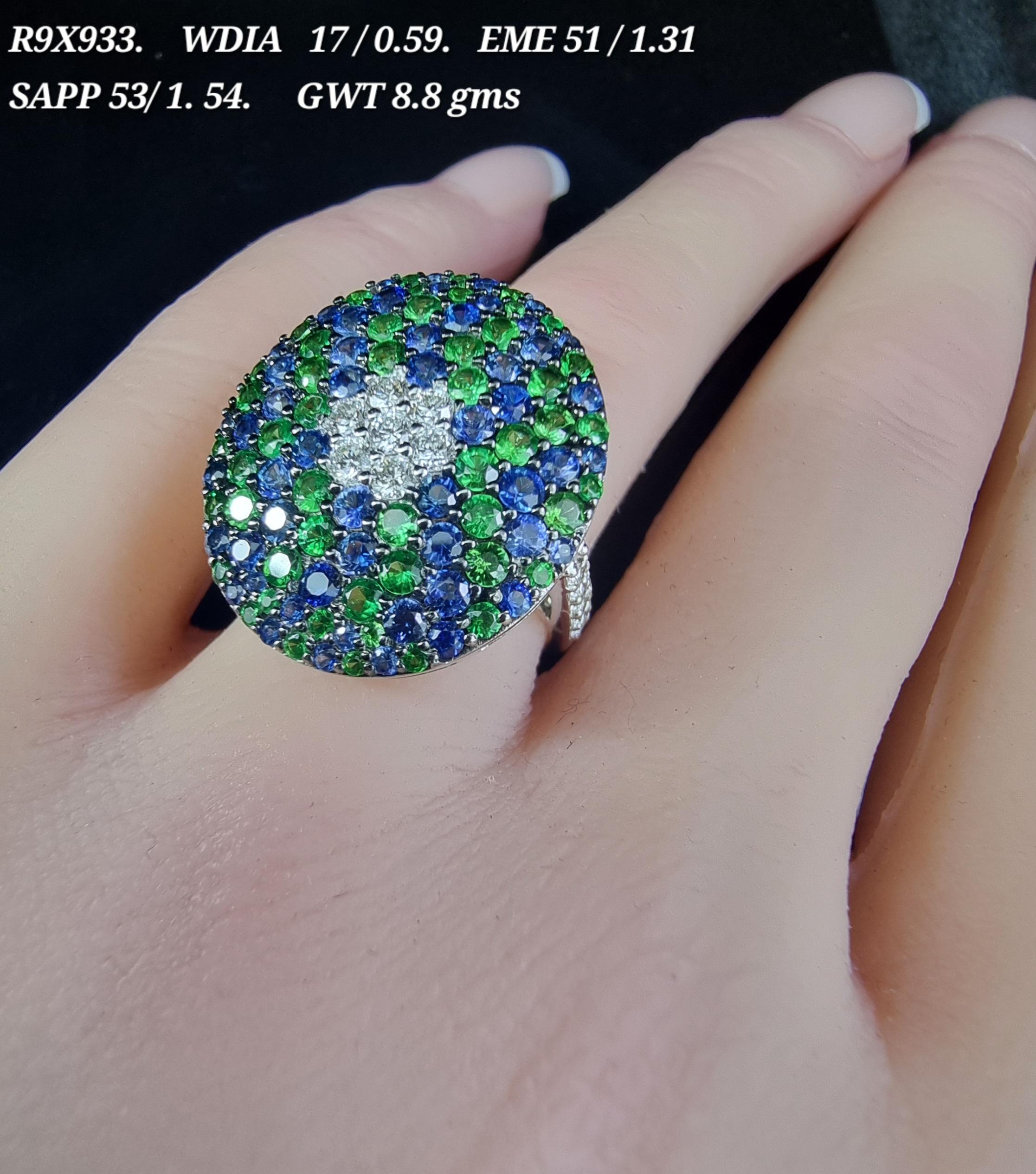 Una fusione mozzafiato di brillantezza e colore, questo squisito anello presenta un radioso gruppo di diamanti (0,59 carati) nel cuore, che brilla con uno splendore ineguagliabile. Attorno al nucleo luminoso, zaffiri blu intenso (1,54 carati) e