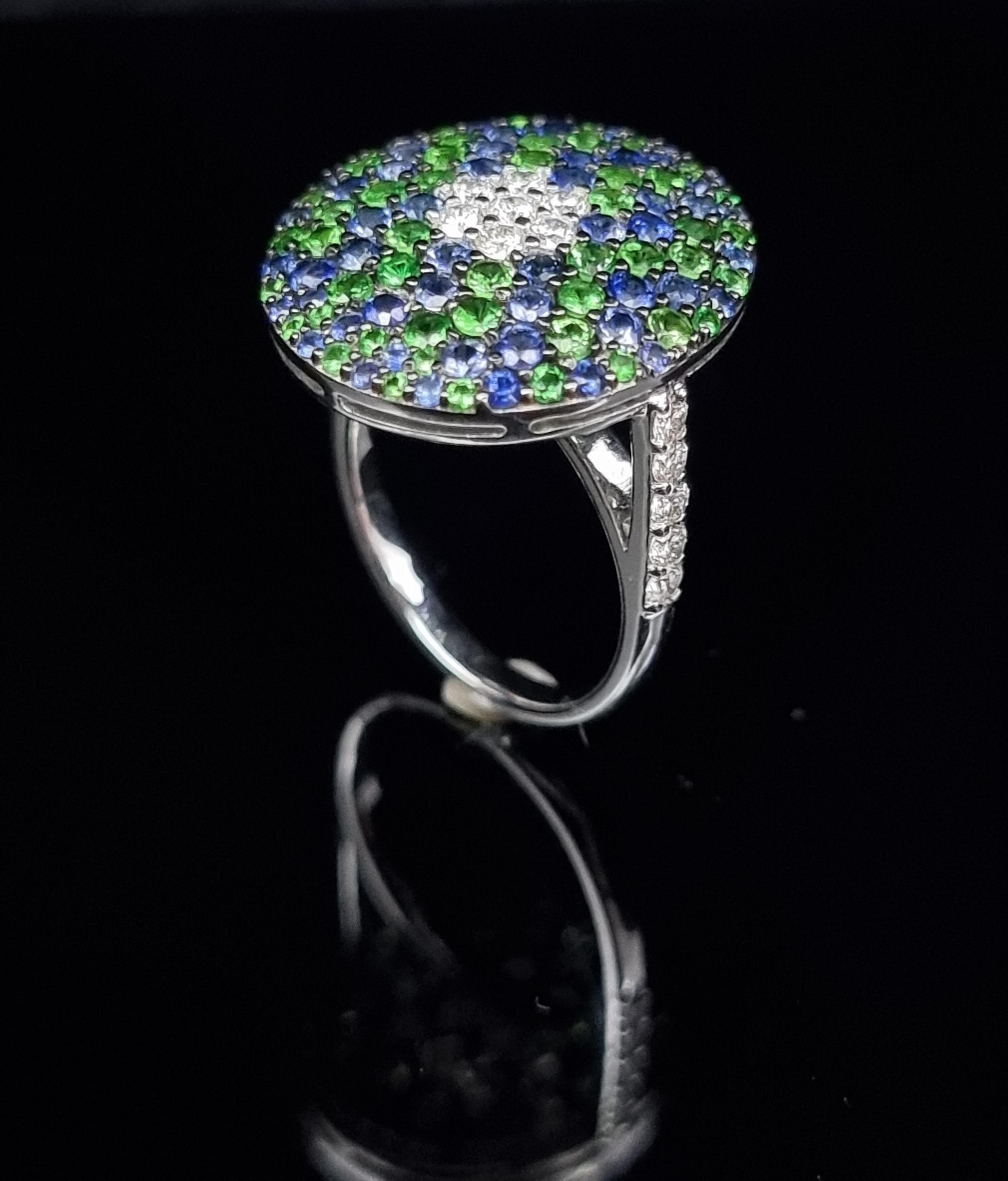Moderno Anello a cupola con zaffiro e zaffiro e tsavorite in vendita