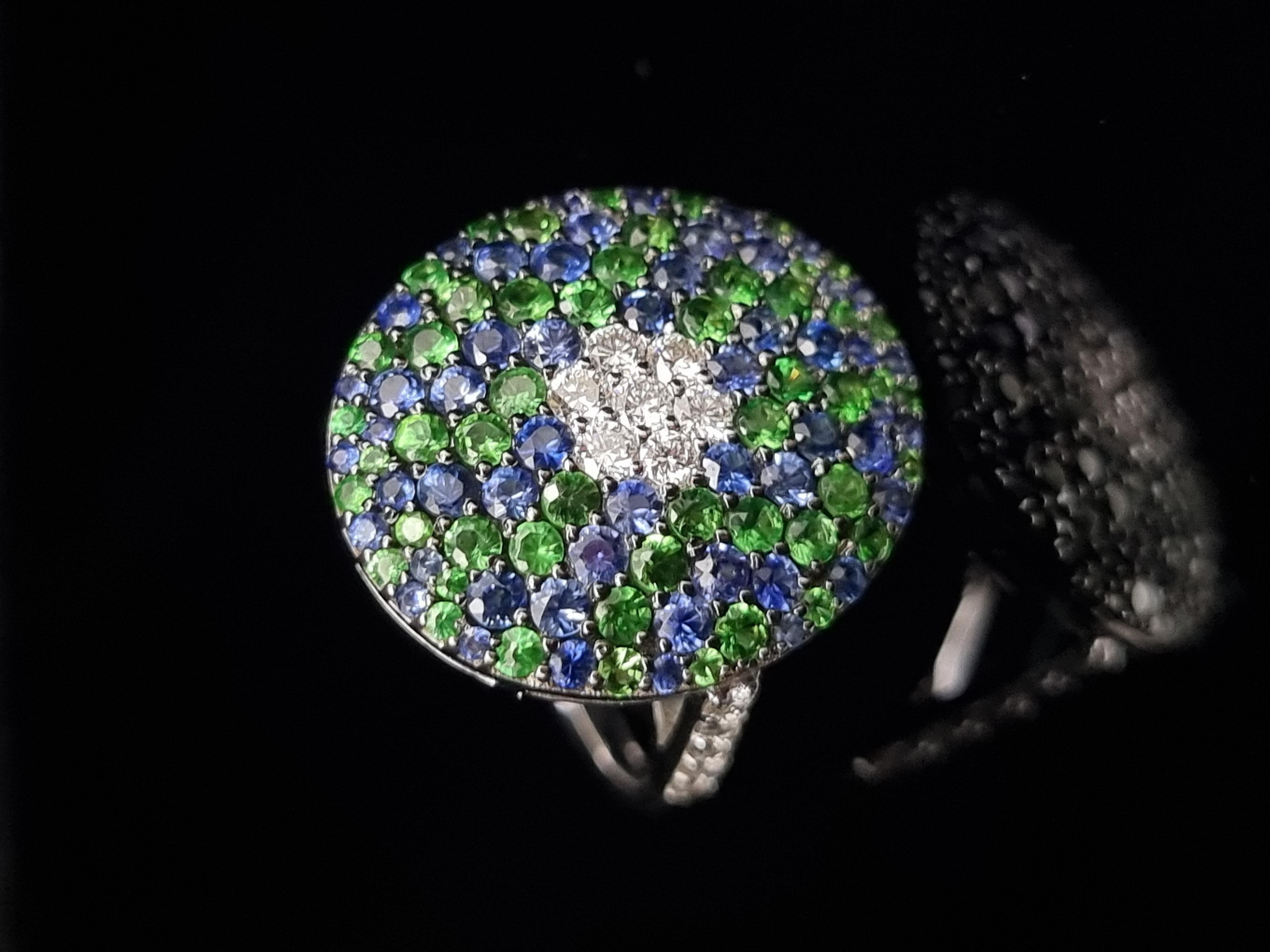 Taglio rotondo Anello a cupola con zaffiro e zaffiro e tsavorite in vendita