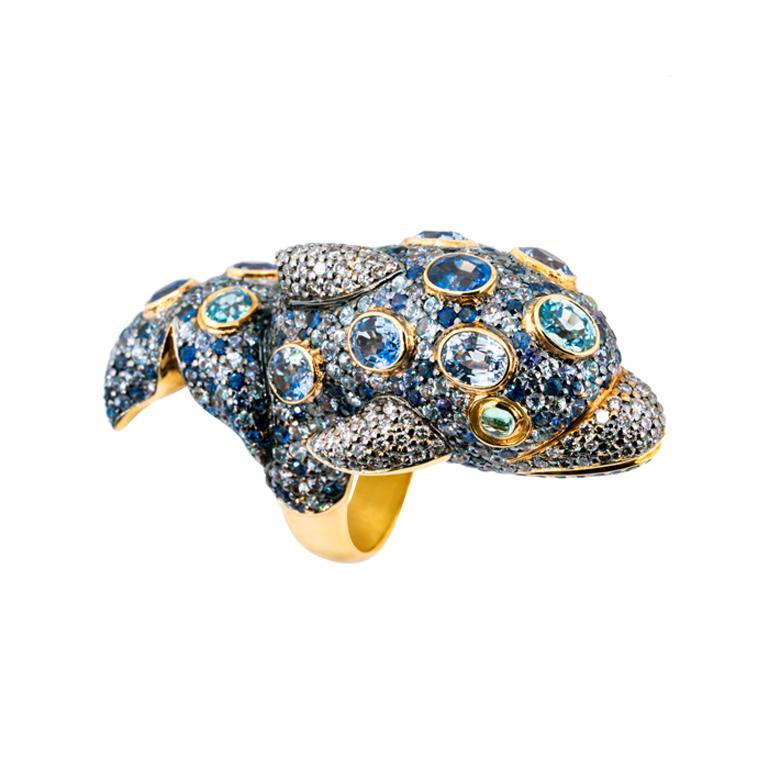Moderniste Bague d'art olympique en diamant, saphir, tsavorite et dauphin en zircon naturel certifié en vente