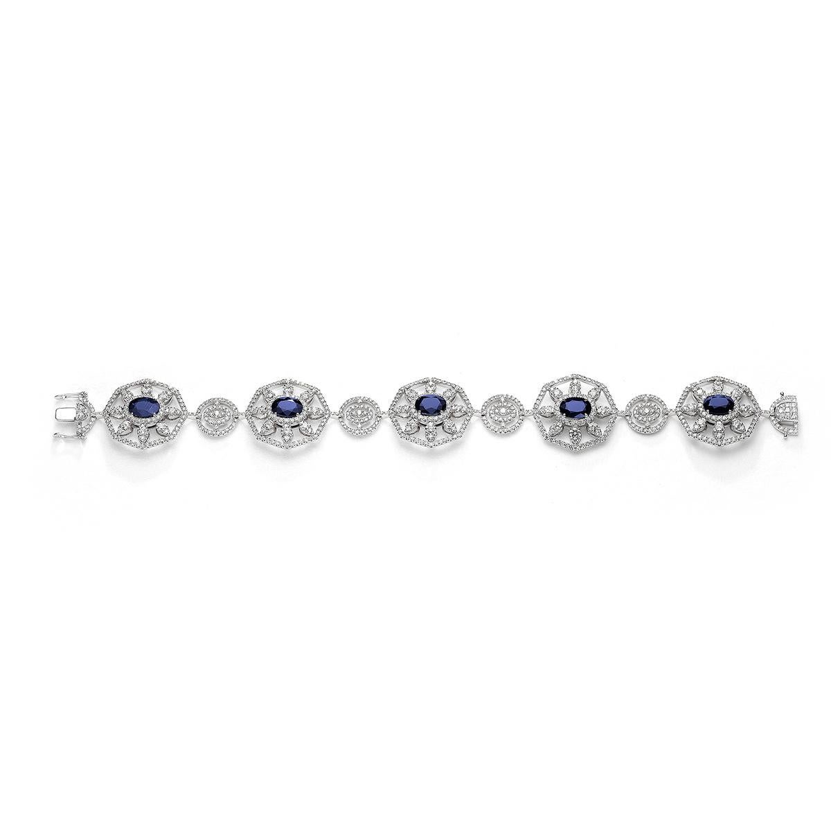 Taglio rotondo Bracciale in oro bianco con diamanti e zaffiri in vendita