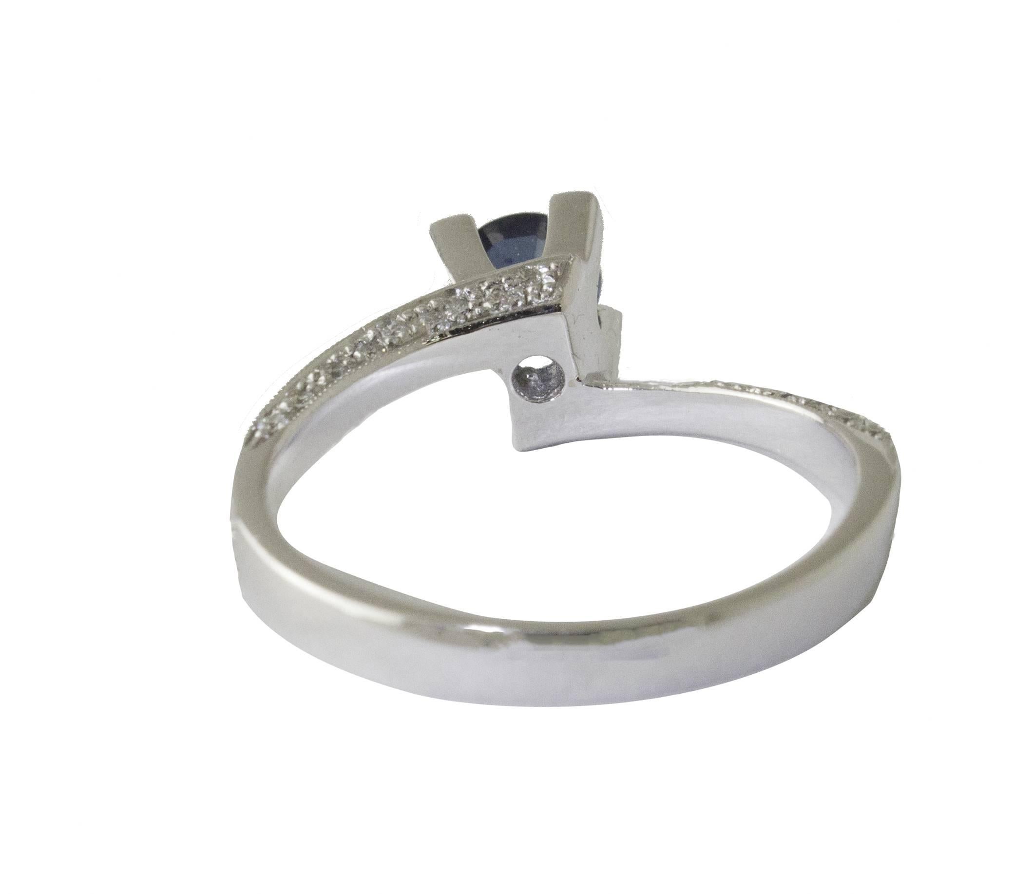 Taille brillant Bague en or blanc diamant saphir en vente