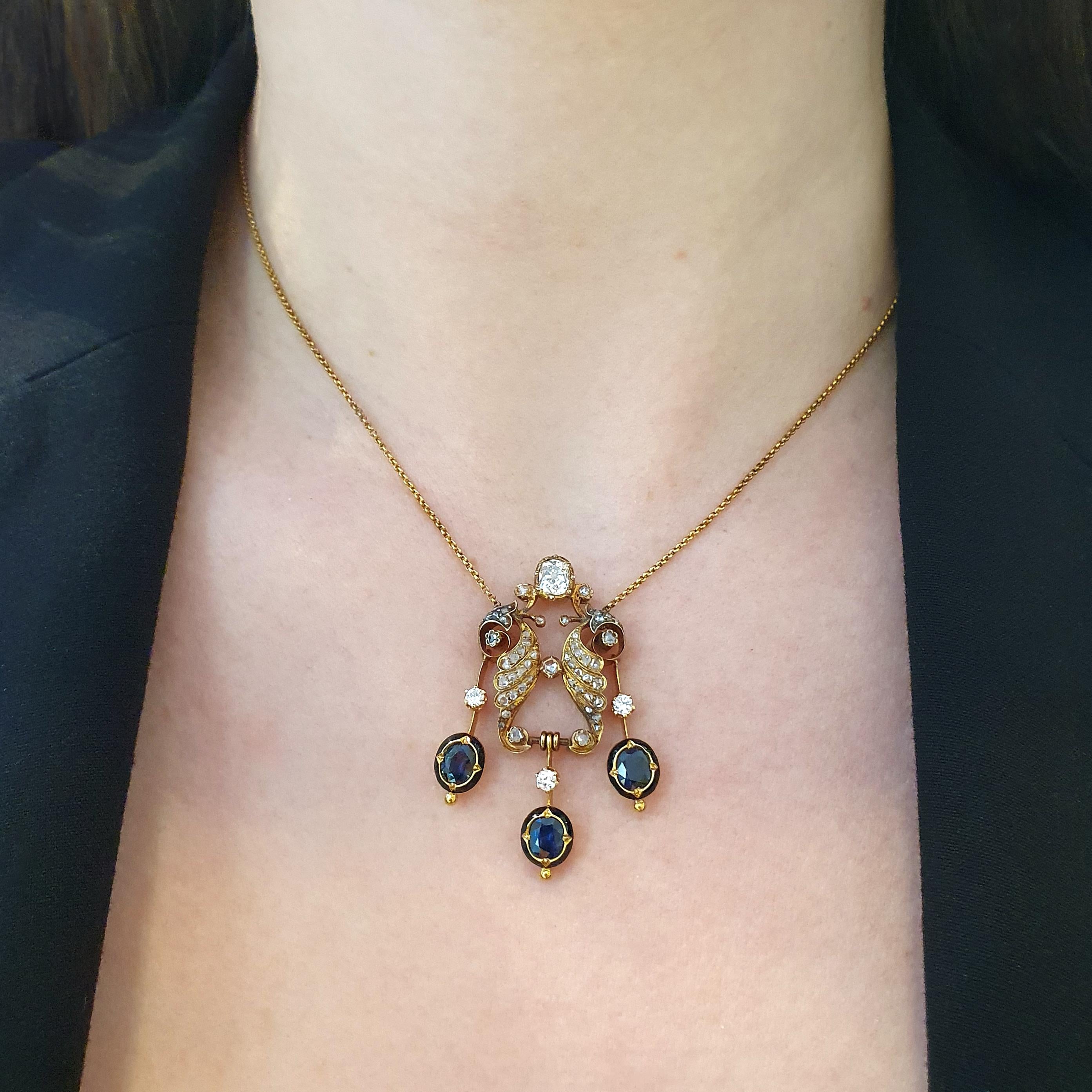 Collier à pendentifs en or jaune avec diamants et saphirs Unisexe en vente