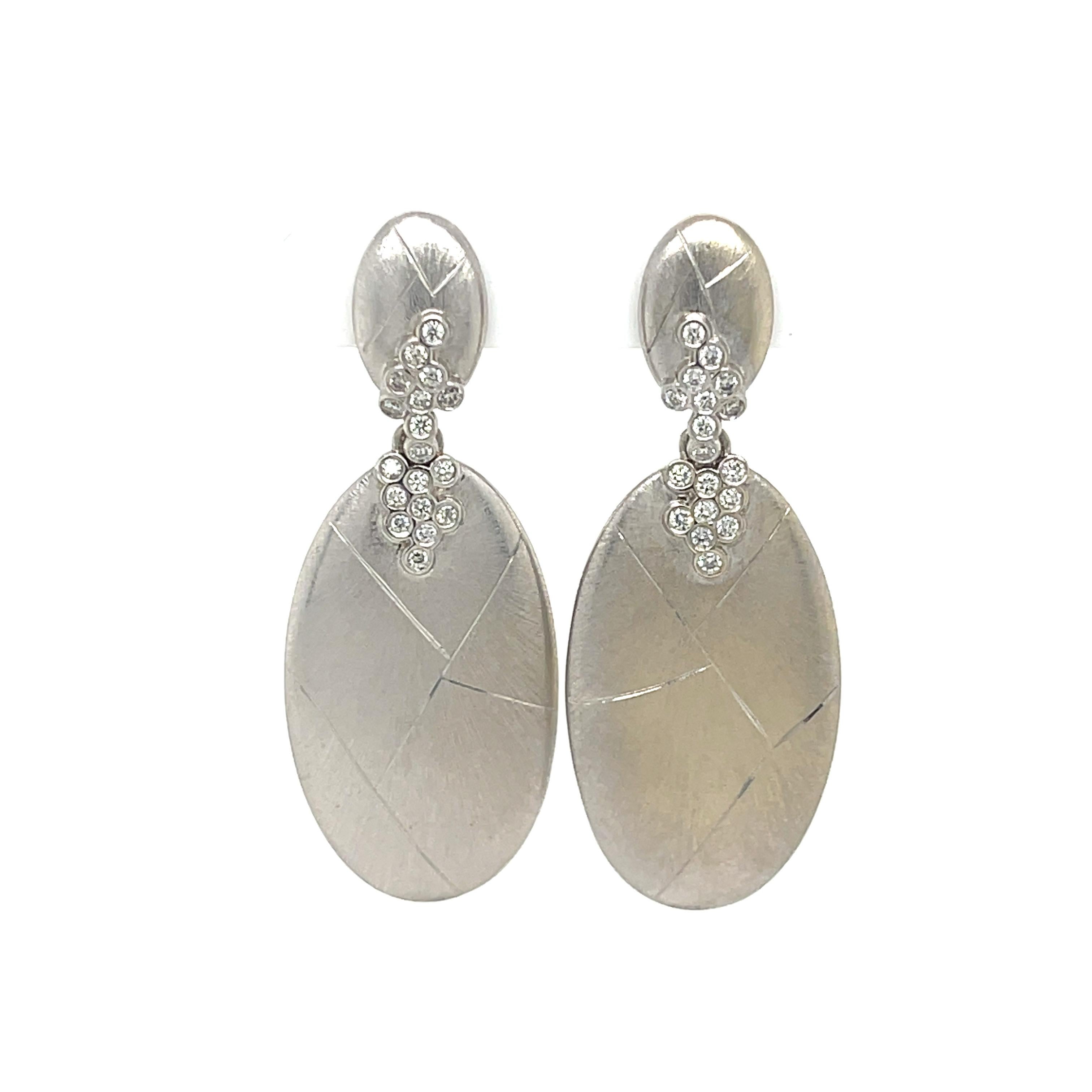 Diamond Satin Dangle Earrings 18k White Gold In Good Condition For Sale In Dallas, TX