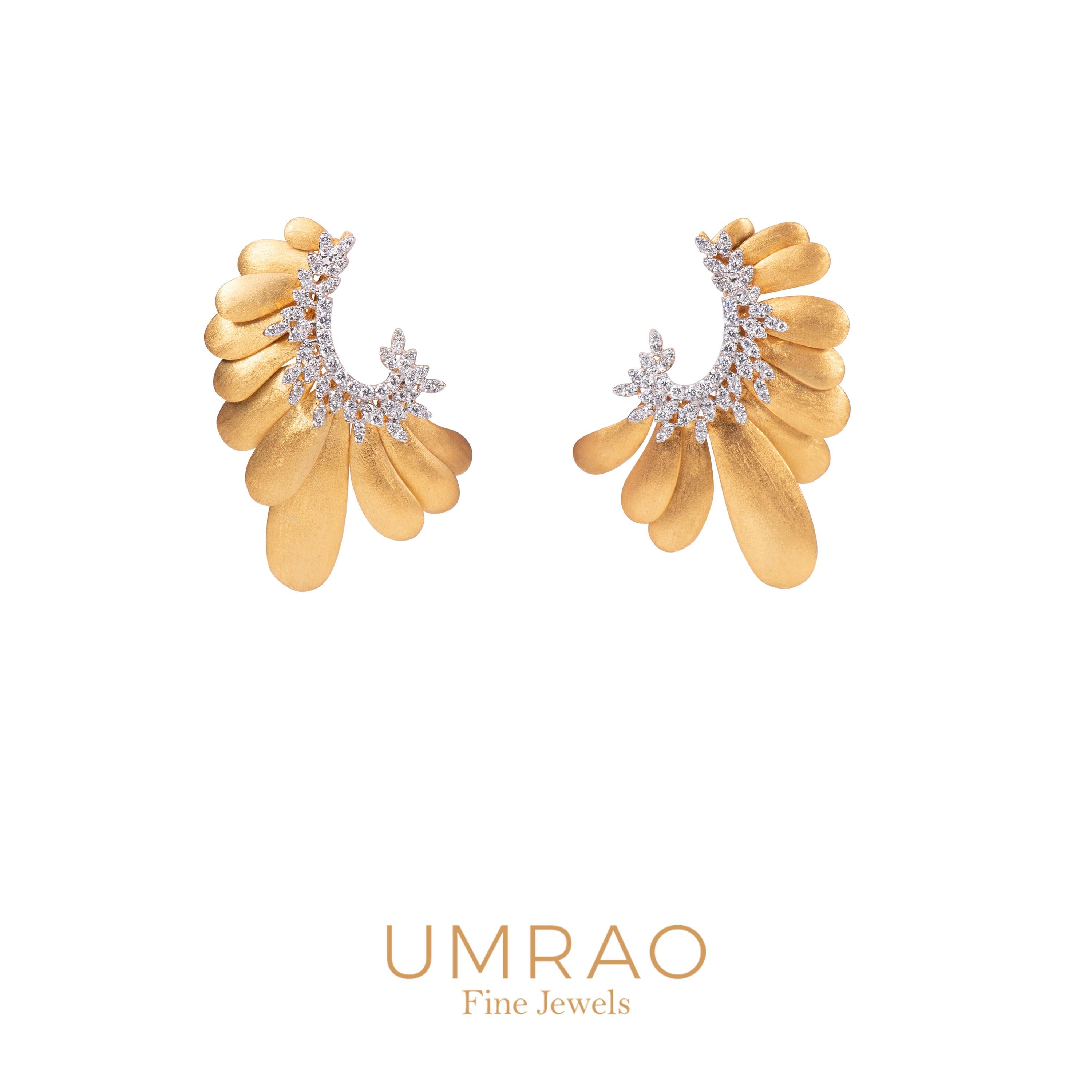 Diamond Satin Leaf Gold Earring In New Condition For Sale In New York, NY
