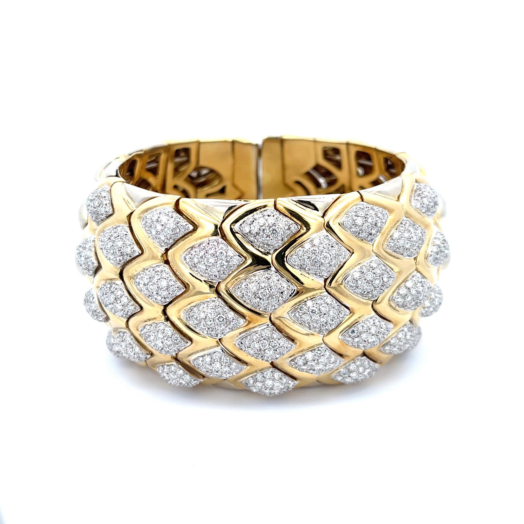 Manchette à échelle de diamants en or blanc et jaune 18 carats Bon état - En vente à Dallas, TX