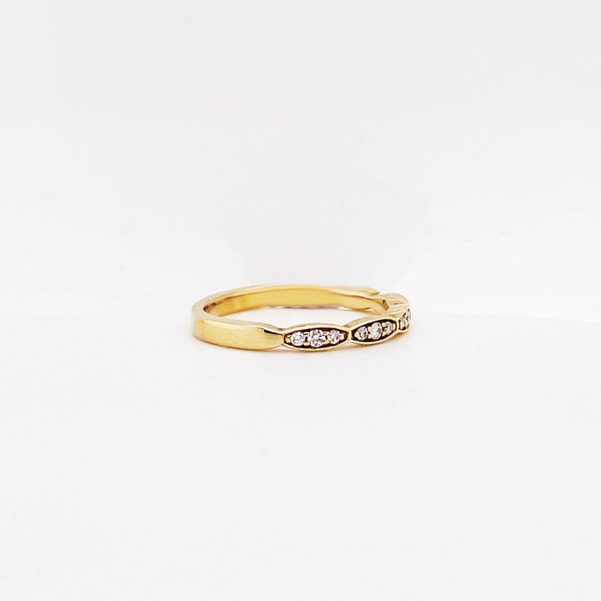 Diamant- Scallop-Ring 14 Karat Gold Halb-Design 0,15 Karat Diamant Ehering (Moderne) im Angebot