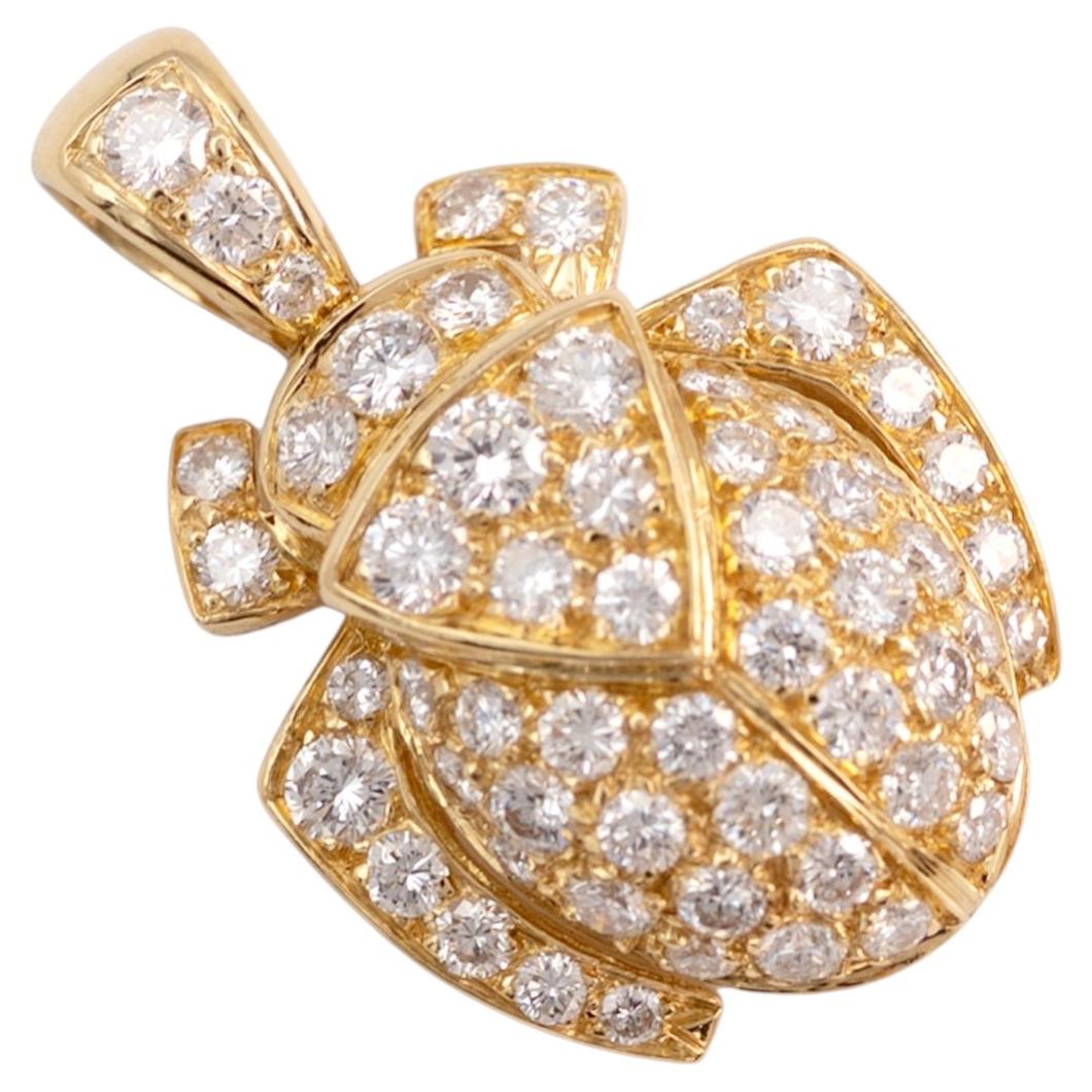 Collier à pendentif Scarabée en or jaune 18k et diamants