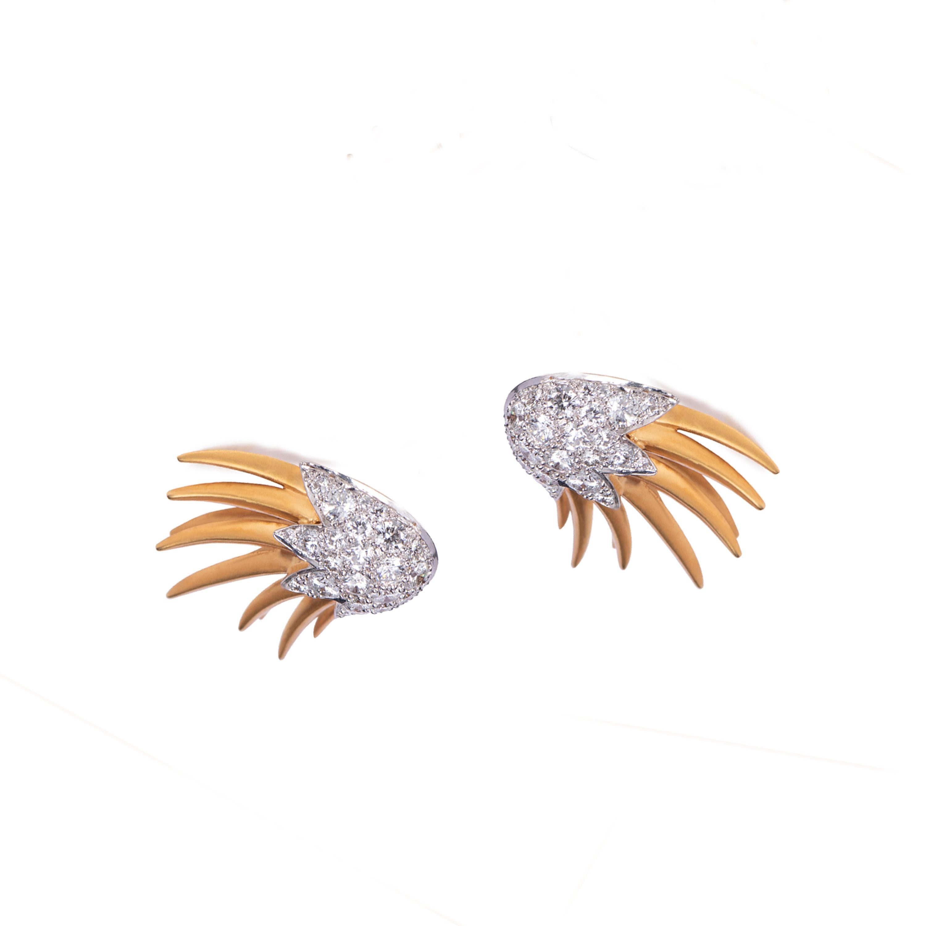 Diamond Gold Ear Clips In New Condition For Sale In New York, NY