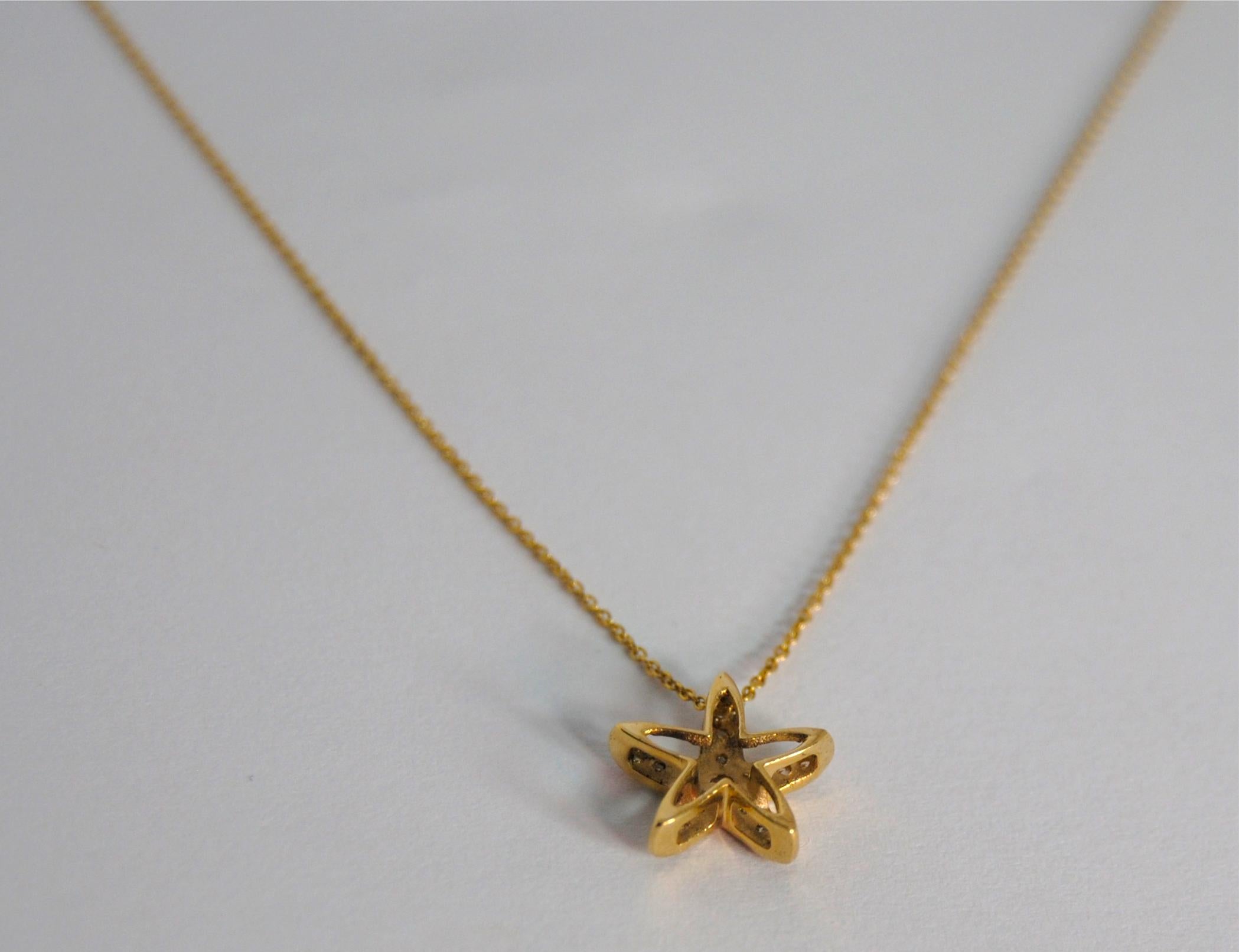 Contemporary Diamond Sea Star Pendant with Chain All 18 Karat Yellow Gold For Sale