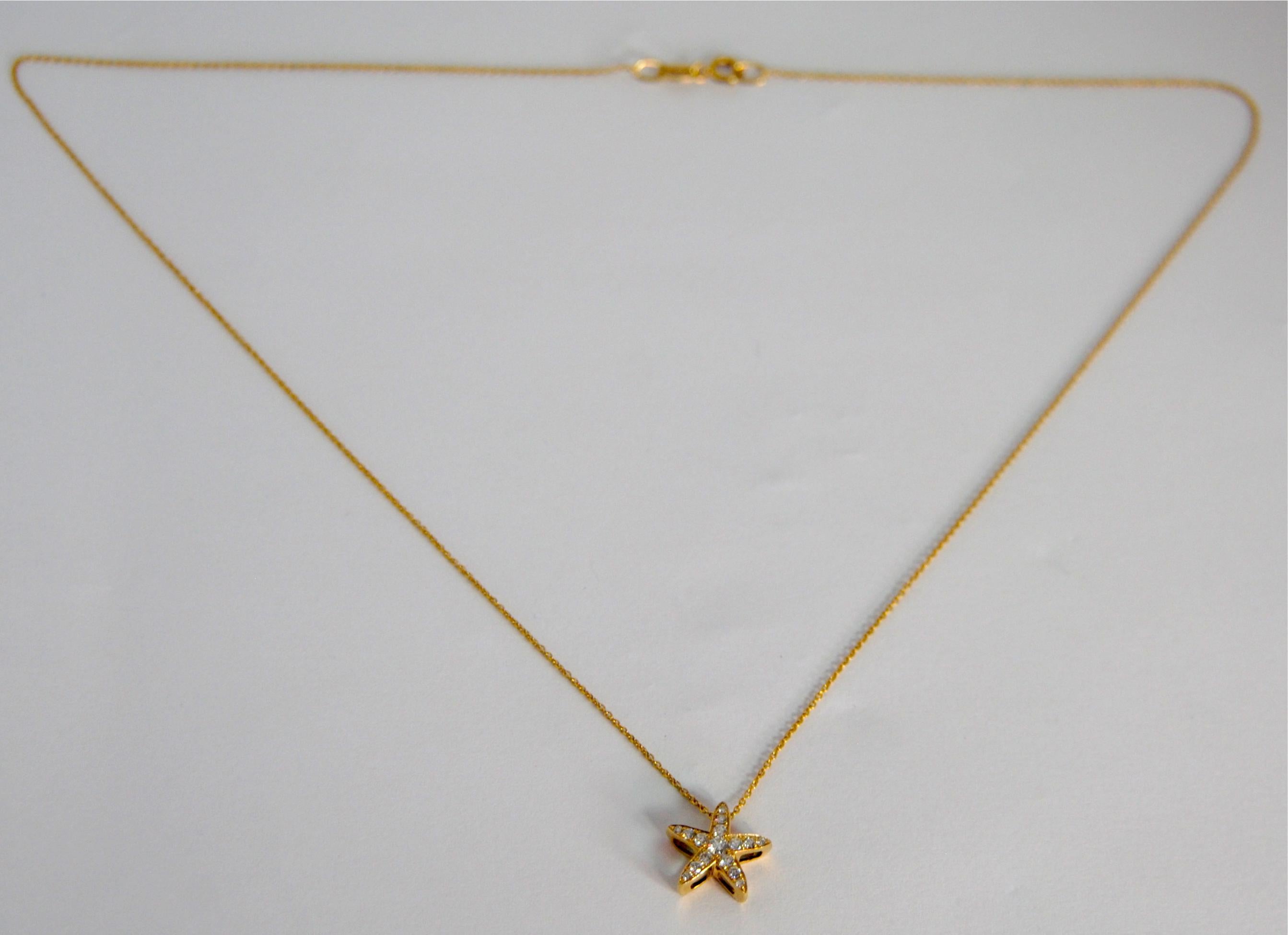 Taille brillant Pendentif étoile de mer avec chaîne en or jaune 18 carats et diamants en vente