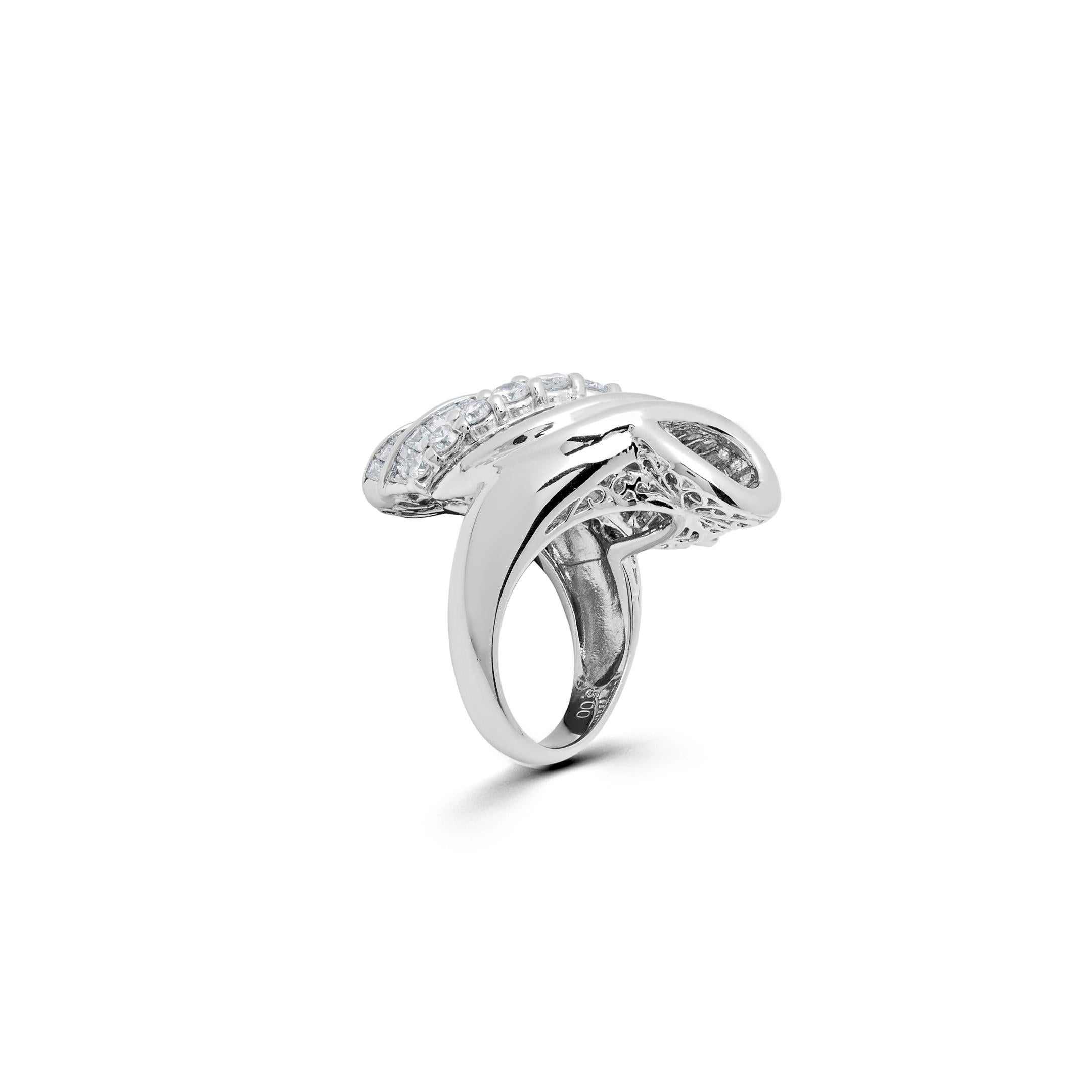 Baguette Cut Diamond Seashell Ring For Sale
