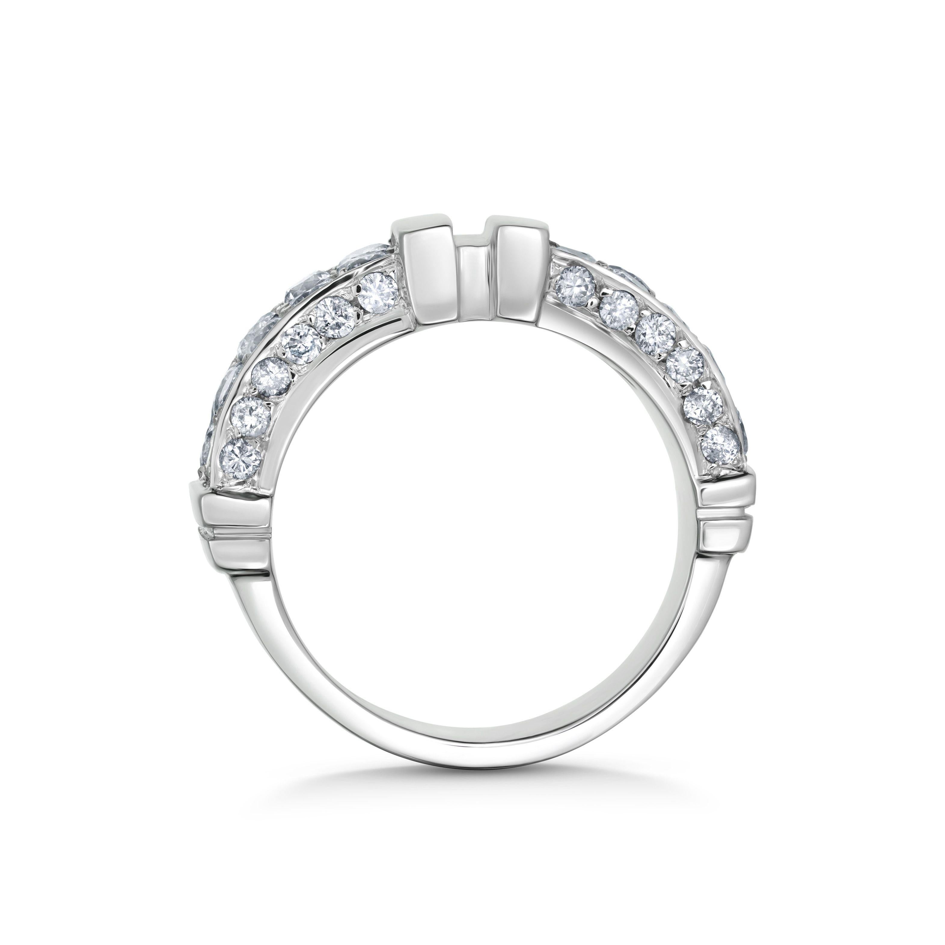 Bague à anneau semi-éternité en or et diamants Estate Fine Jewelry Excellent état - En vente à Montreal, QC