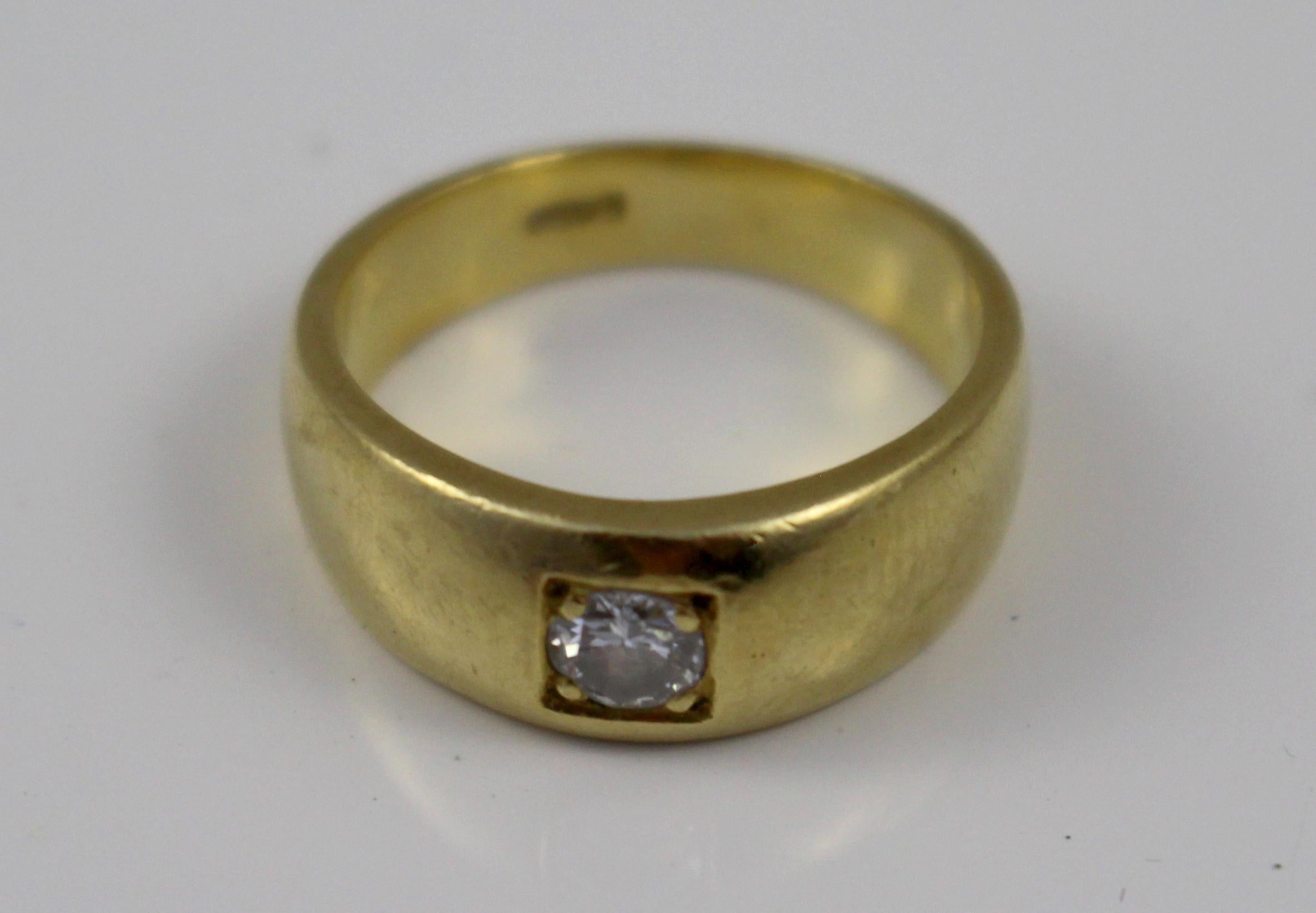 Diamond Set 18-Carat Gold Signet Ring In Good Condition For Sale In Worcester, Worcestershire