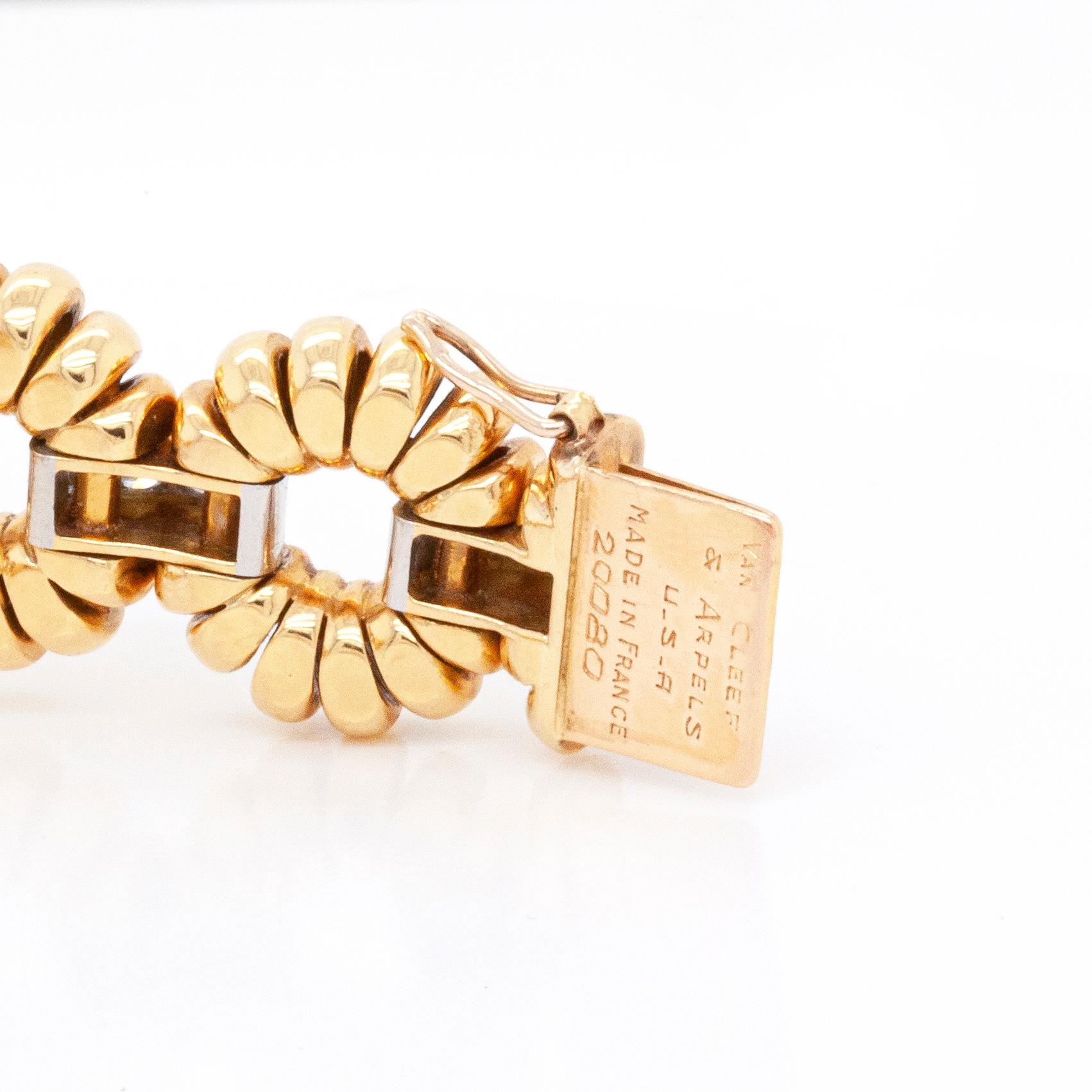 Taille brillant Van Cleef & Arpels Bracelet montre vintage en or jaune et blanc 18 carats serti de diamants en vente