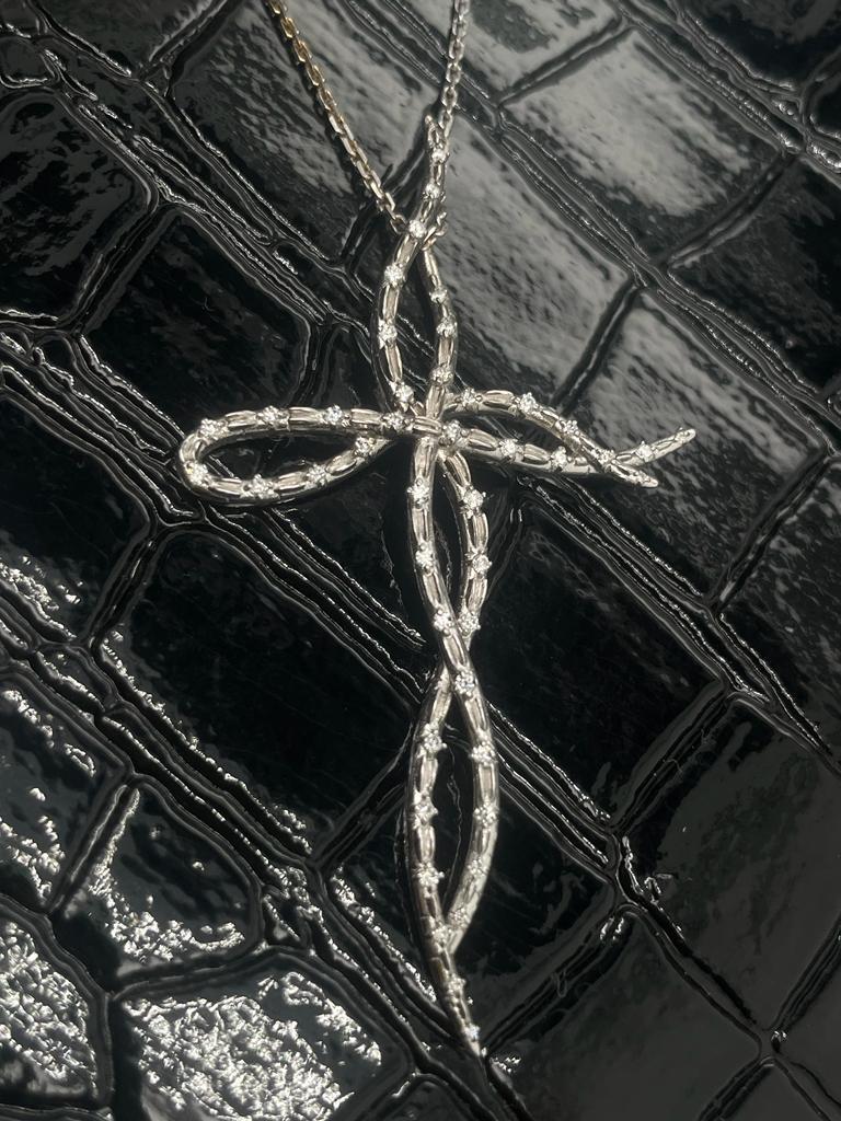 Round Cut Diamond set 18k white gold OHLIGUER croc Dragon  tail cross pendant necklace  For Sale