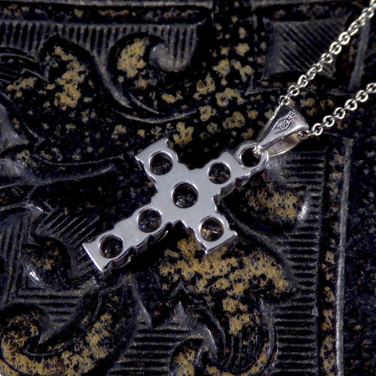 Diamantbesetzte Kreuz-Anhänger-Halskette aus 18 Karat Weißgold (Brillantschliff) im Angebot