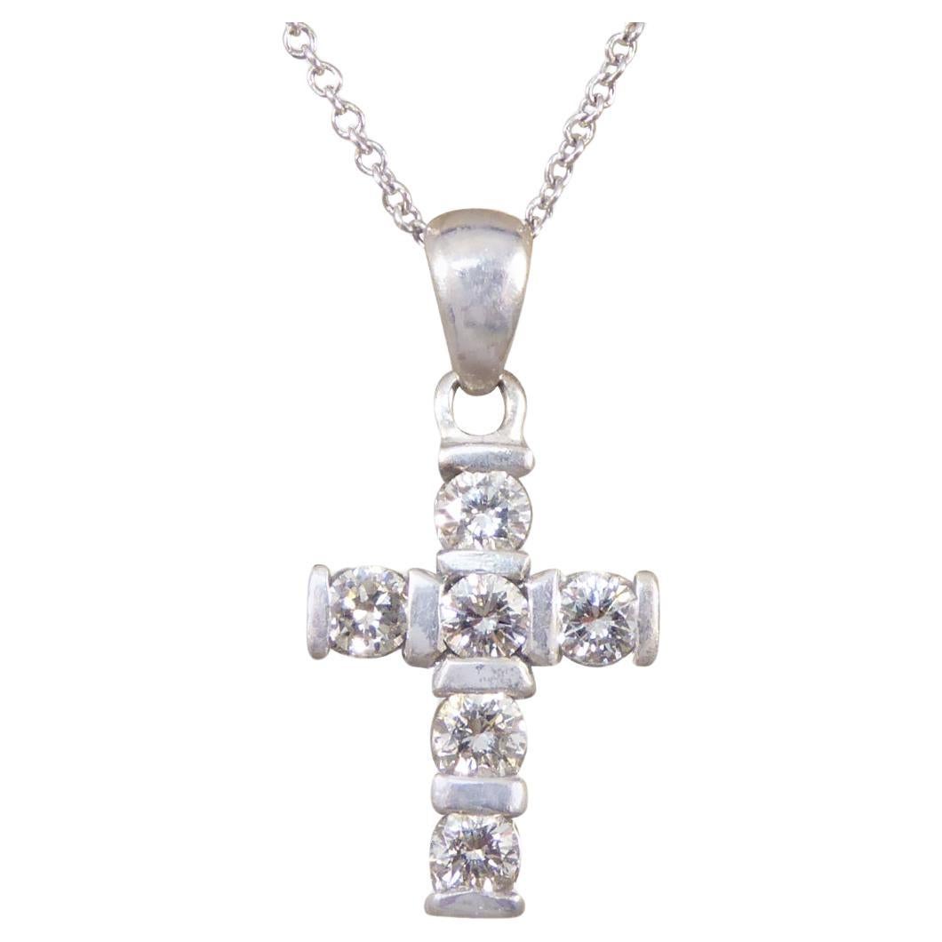 Diamantbesetzte Kreuz-Anhänger-Halskette aus 18 Karat Weißgold im Angebot
