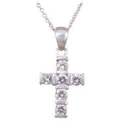 Collier pendentif croix serti de diamants en or blanc 18 carats