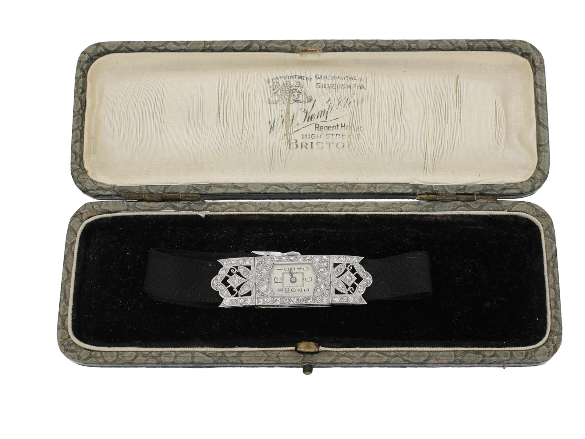 Diamantbesetzte Armbanduhr, um 1935. (Alteuropäischer Schliff) im Angebot