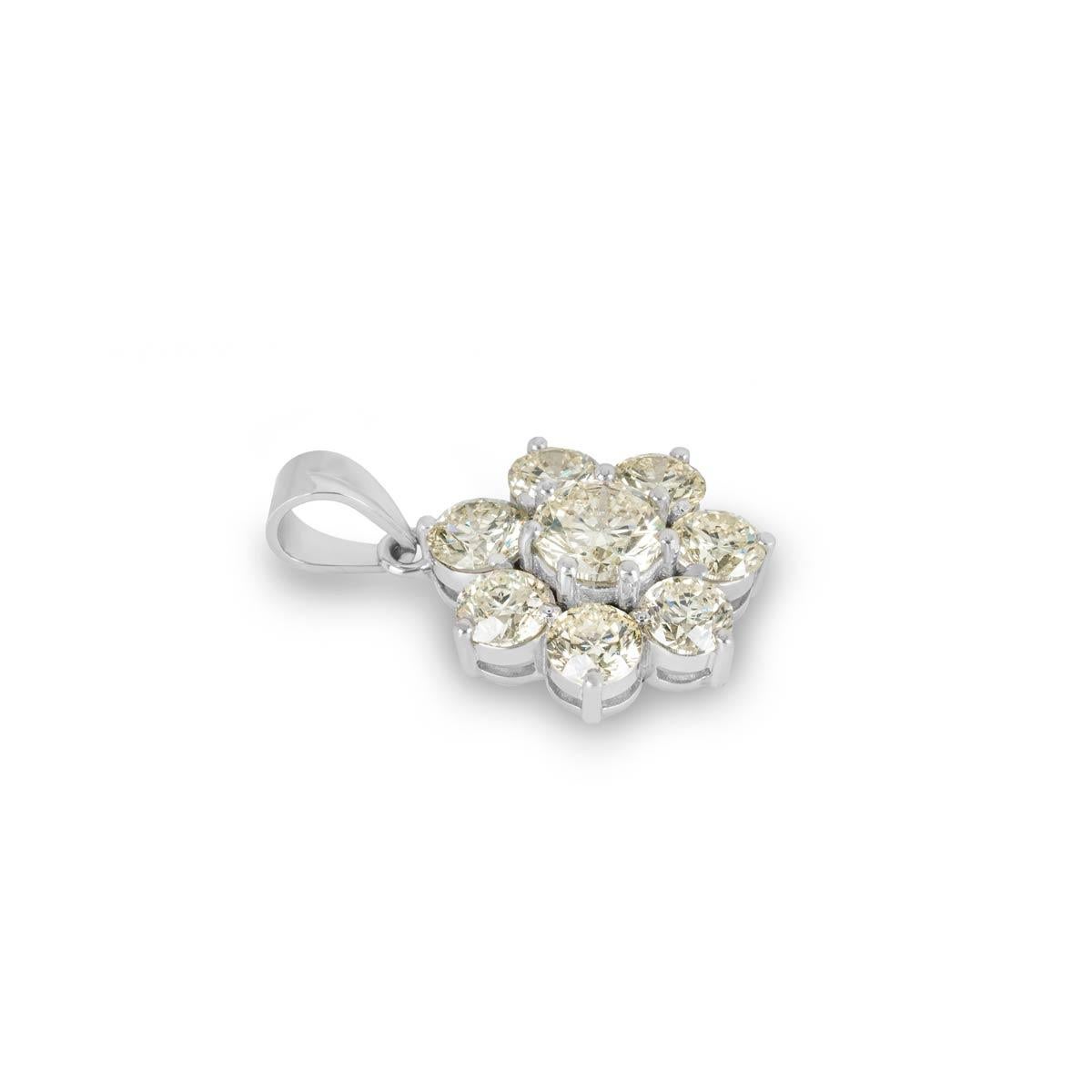 Taille ronde Pendentif fleur serti de diamants de 7,03 carats en vente