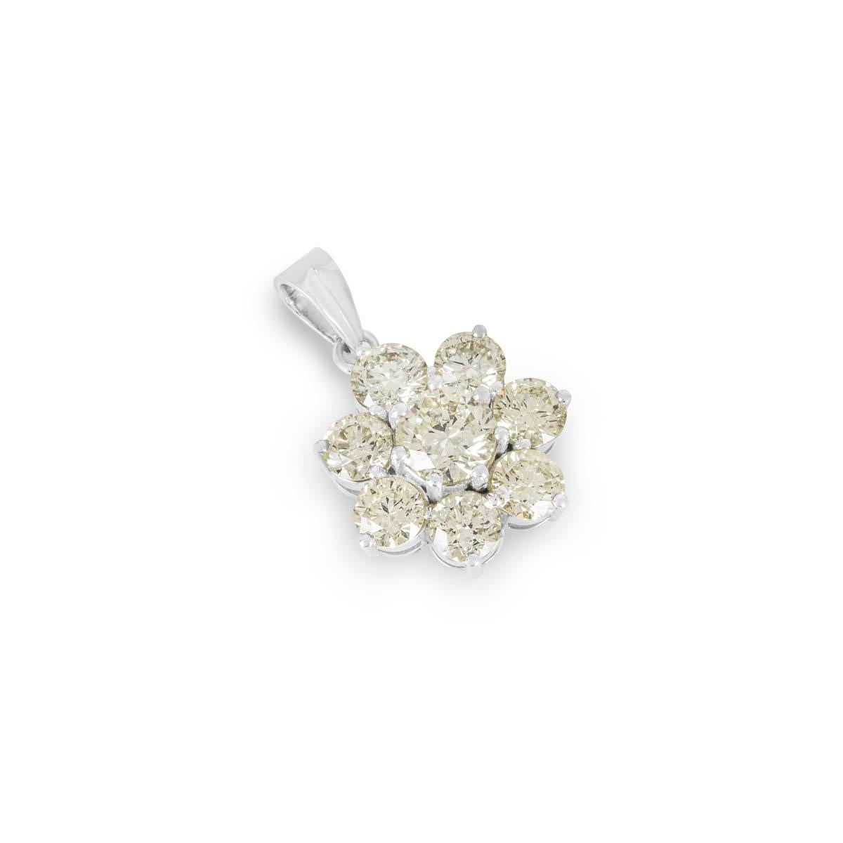 Pendentif fleur serti de diamants de 7,03 carats Excellent état - En vente à Mayfair, London, London