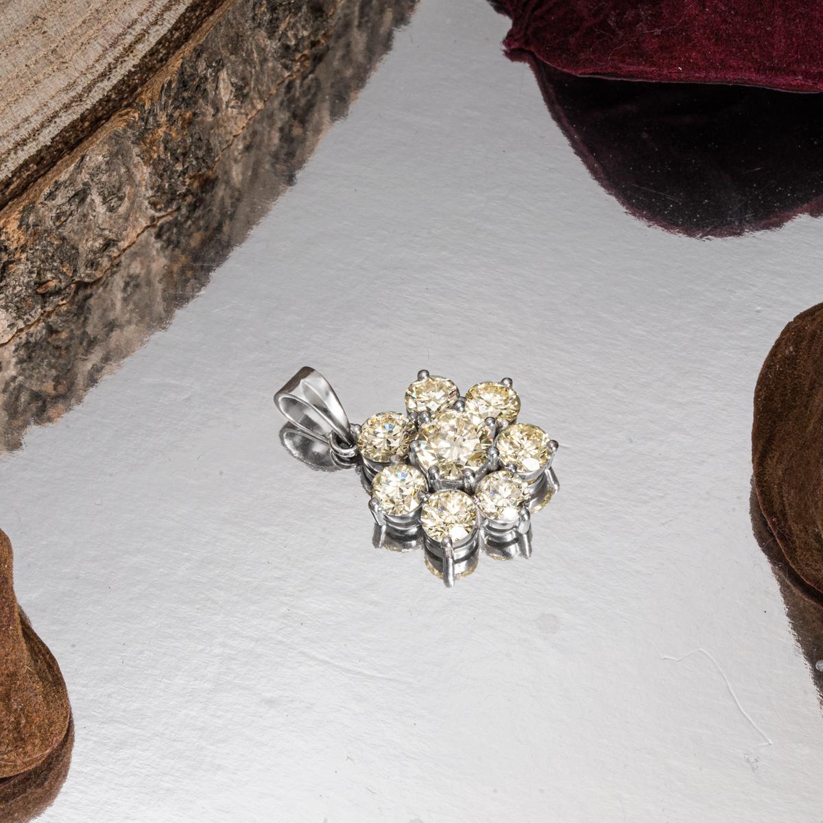 Pendentif fleur serti de diamants de 7,03 carats en vente 1