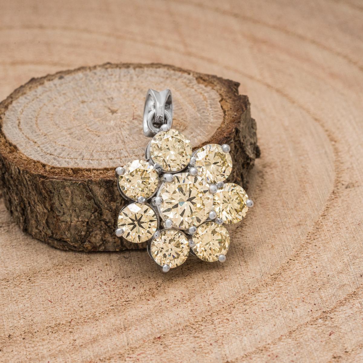 Pendentif fleur serti de diamants de 7,03 carats en vente 2