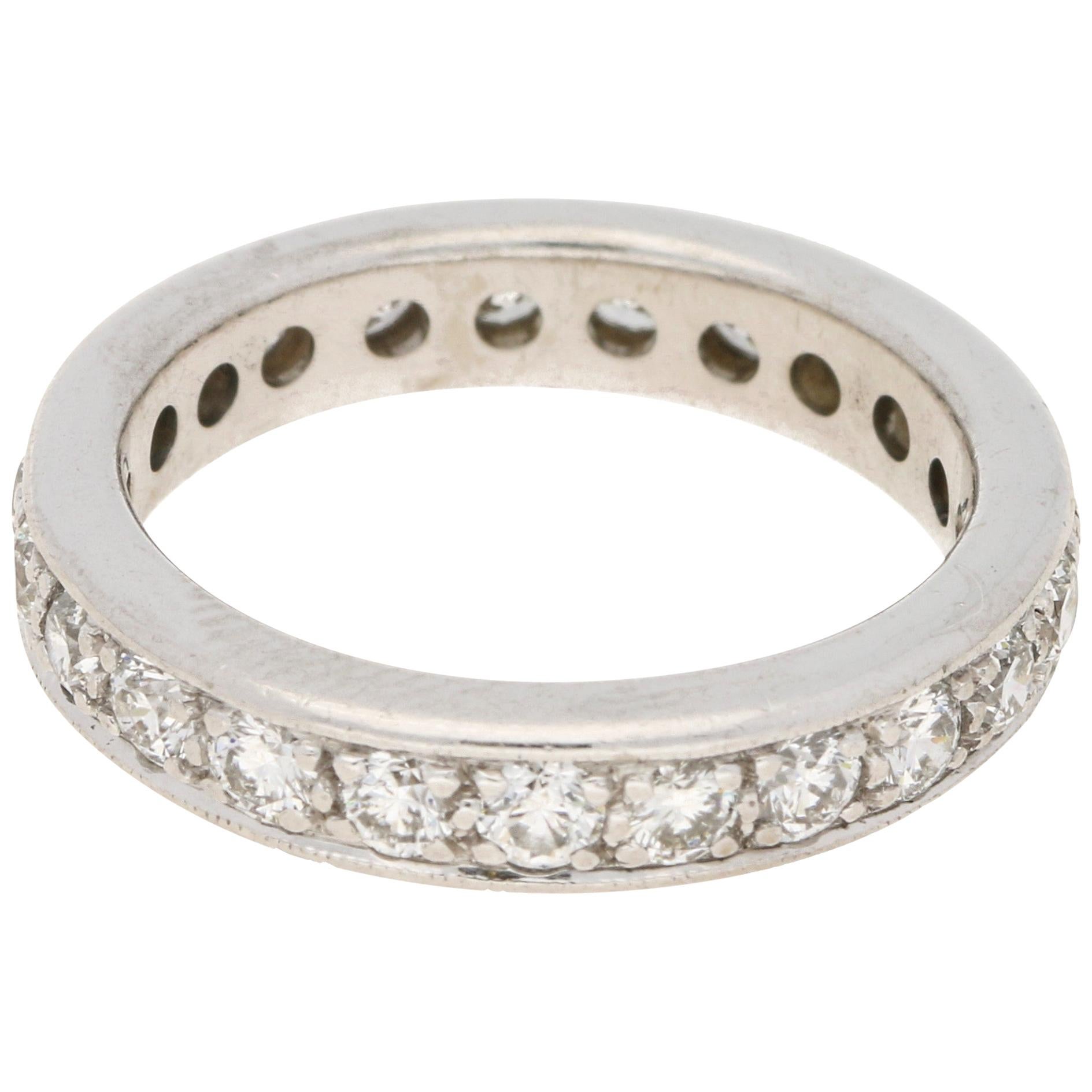 Diamantbesetzter Eternity-Ring aus 18 Karat Weißgold mit 1,52 Karat Diamanten