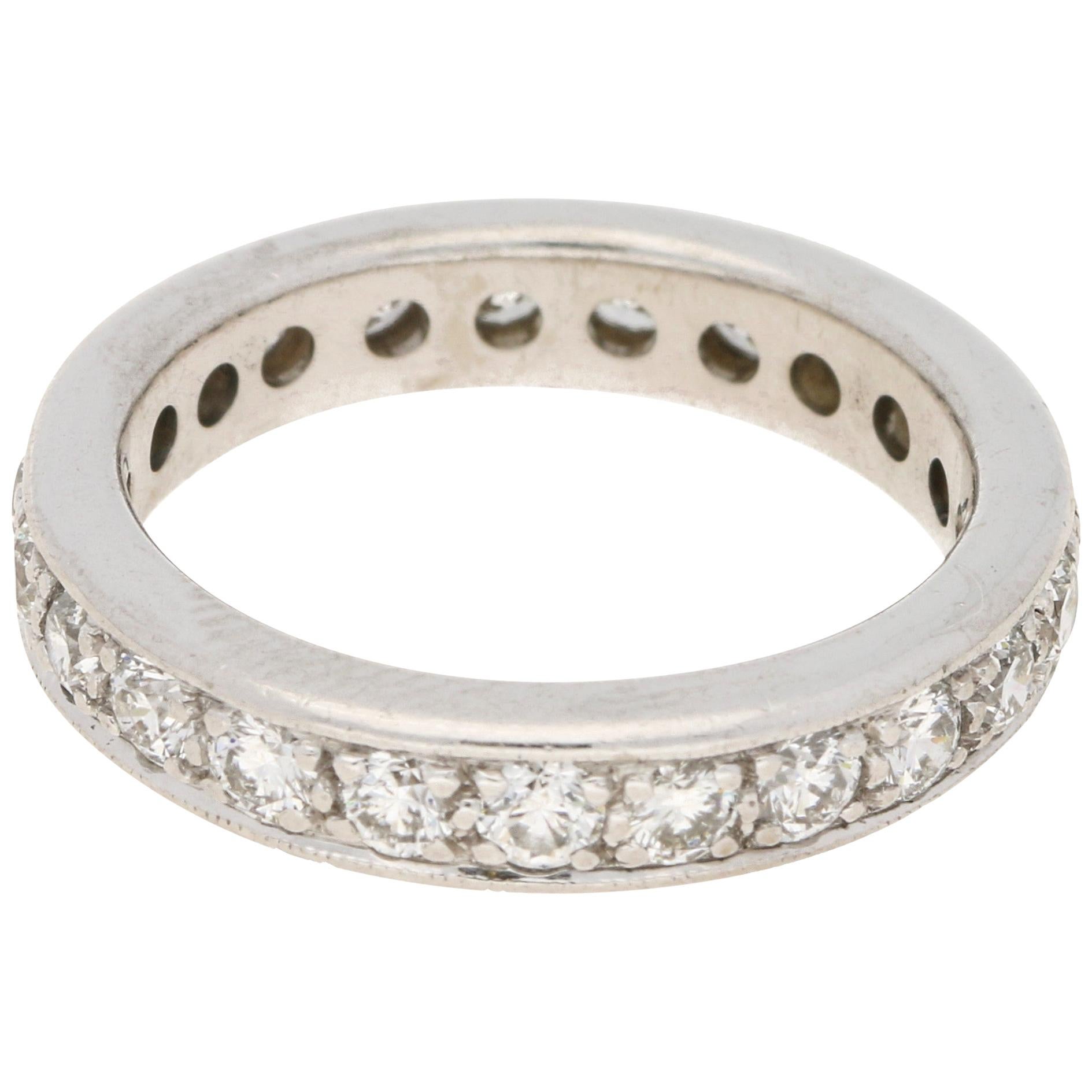Anillo de eternidad completo engastado con diamantes en oro blanco de 18 quilates 1,52 quilates