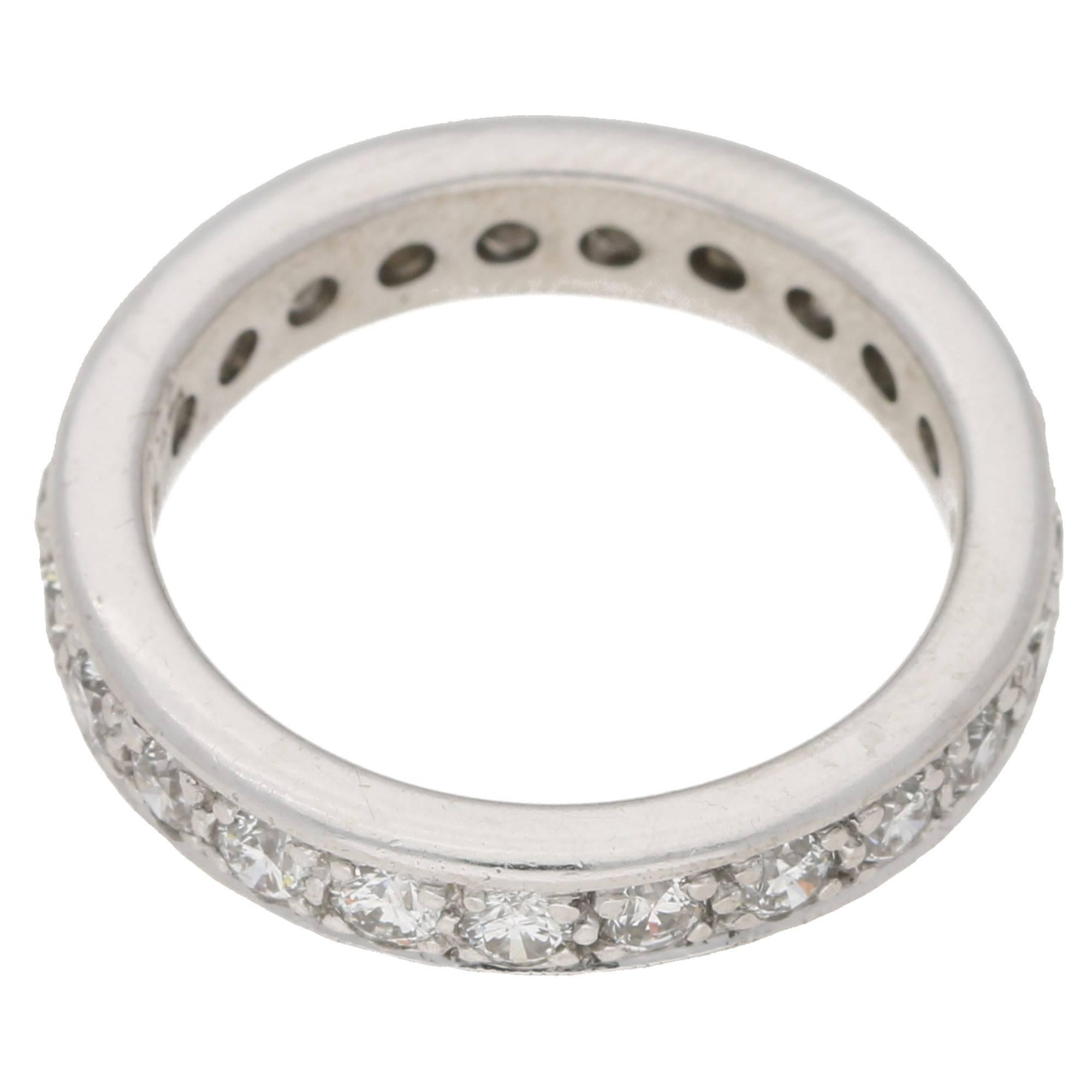 Le poids total en carats est de 1,52cts et la couleur est estimée à F/G et la pureté à VS.
Bague d'éternité classique sertie de vingt-trois diamants ronds de taille brillant, sertis dans un anneau ouvert en or blanc 18ct.
La bague est de taille M.