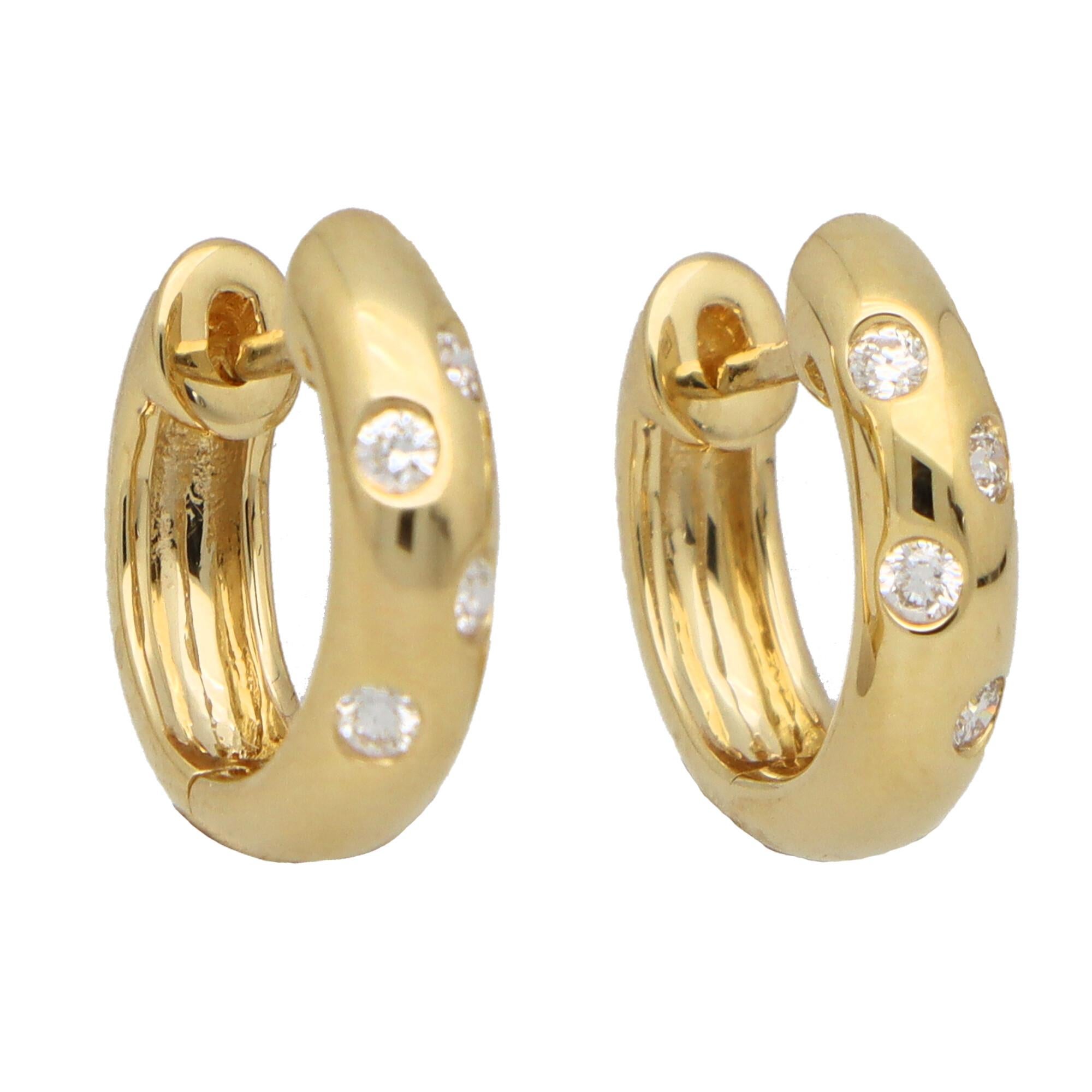 Huggie-Ohrringe mit Diamantbesatz aus 18 Karat Gelbgold (Rundschliff)