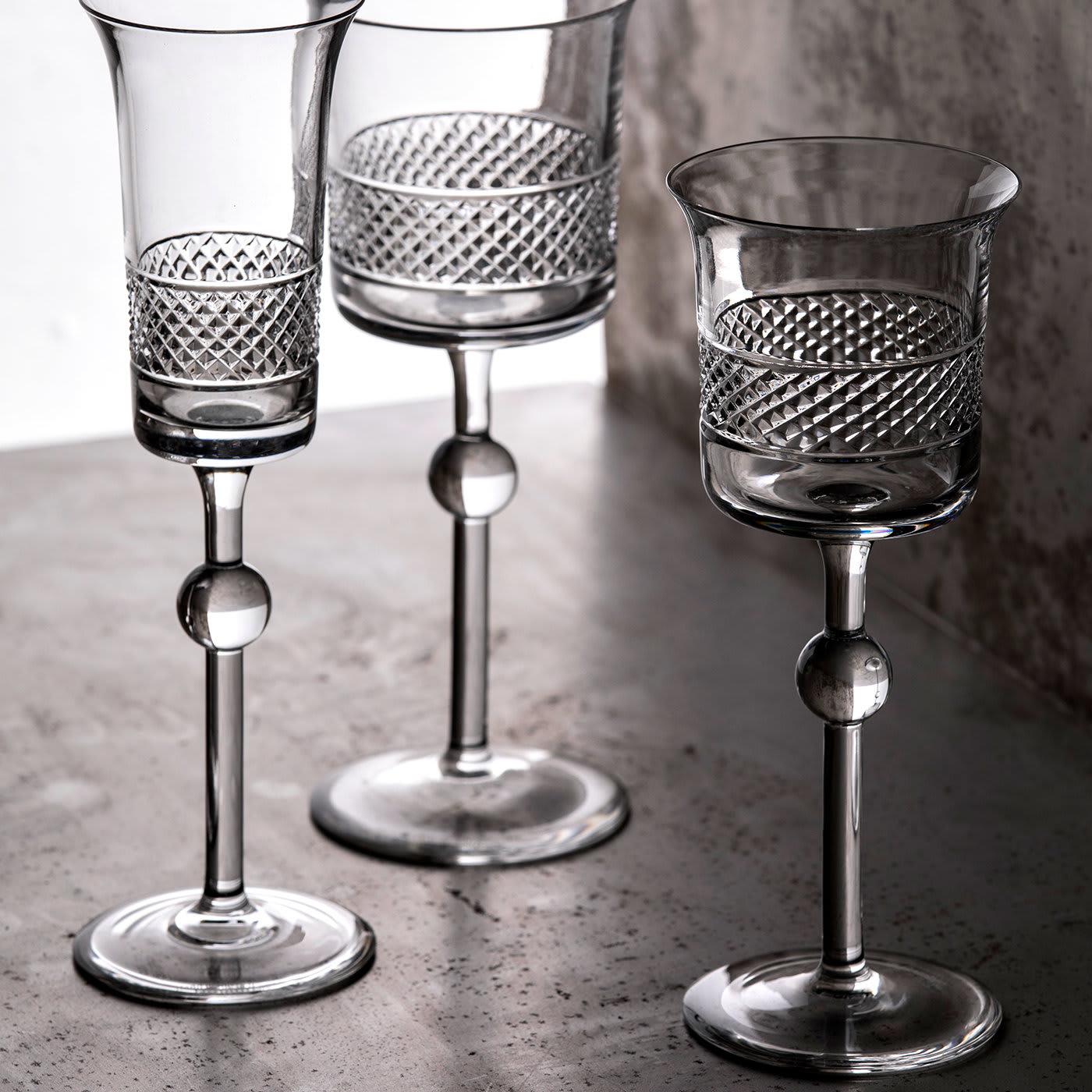 Part of the Diamond collection, this set of two wine goblets was designed by Claire Le Sage in 2004 and embodies Arnolfo di Cambio's aesthetic, in a fine balance between classic and contemporary inspirations. Both pieces are made of mouth-blown,