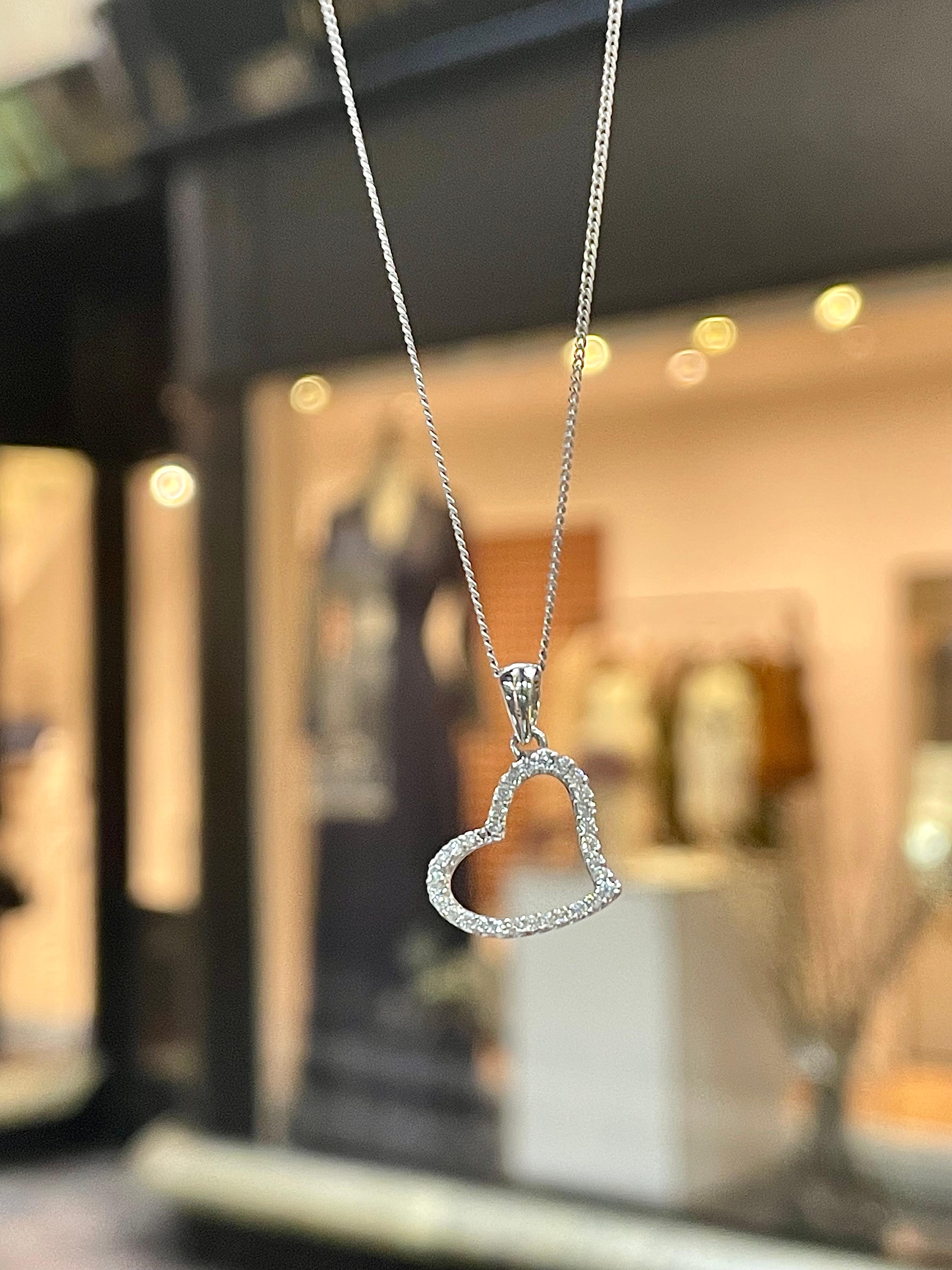 Taille ronde Pendentif en forme de cœur ouvert en or blanc 18 carats serti de diamants en vente