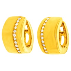 Orecchini Huggie in stile modernista svizzero con diamante incastonato