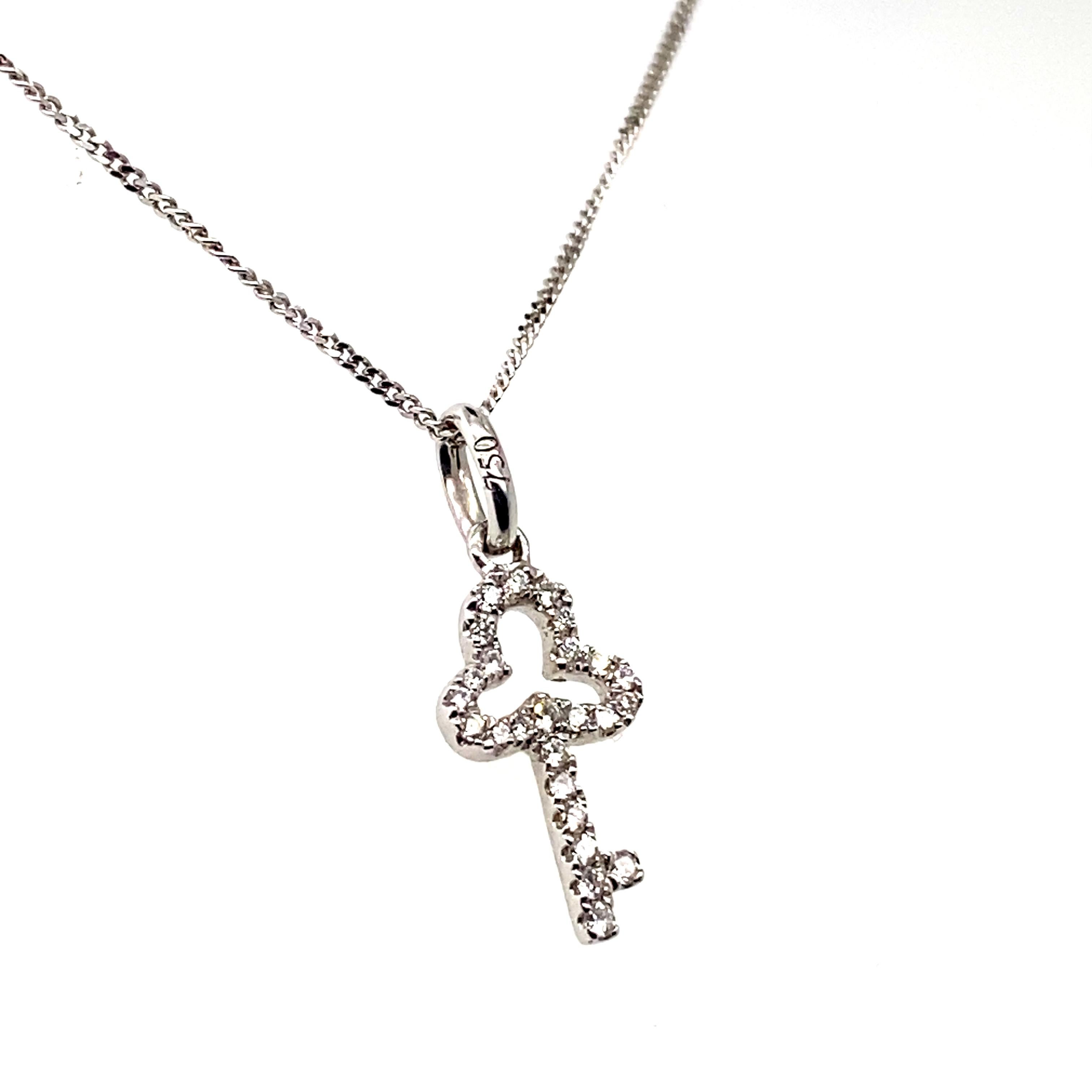 Ciondolo a forma di chiave a trifoglio con diamante incastonato in oro bianco 18 carati

Un dolce ciondolo a forma di chiave a trifoglio con pavé di diamanti rotondi taglio brillante, montato con una balla liscia e lucida, timbrata 750 per oro 18