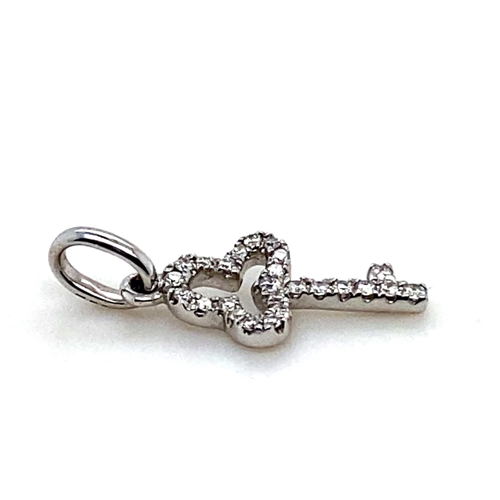 Donna Ciondolo con diamante e chiave a trifoglio in oro bianco 18 carati in vendita