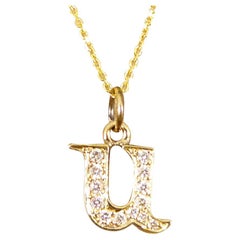 Pendentif initial en or jaune 18 carats serti de diamants en forme de U sur collier en or jaune 