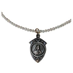 J Dauphin, collier de perles blanches et de diamants en forme de Vierge Marie